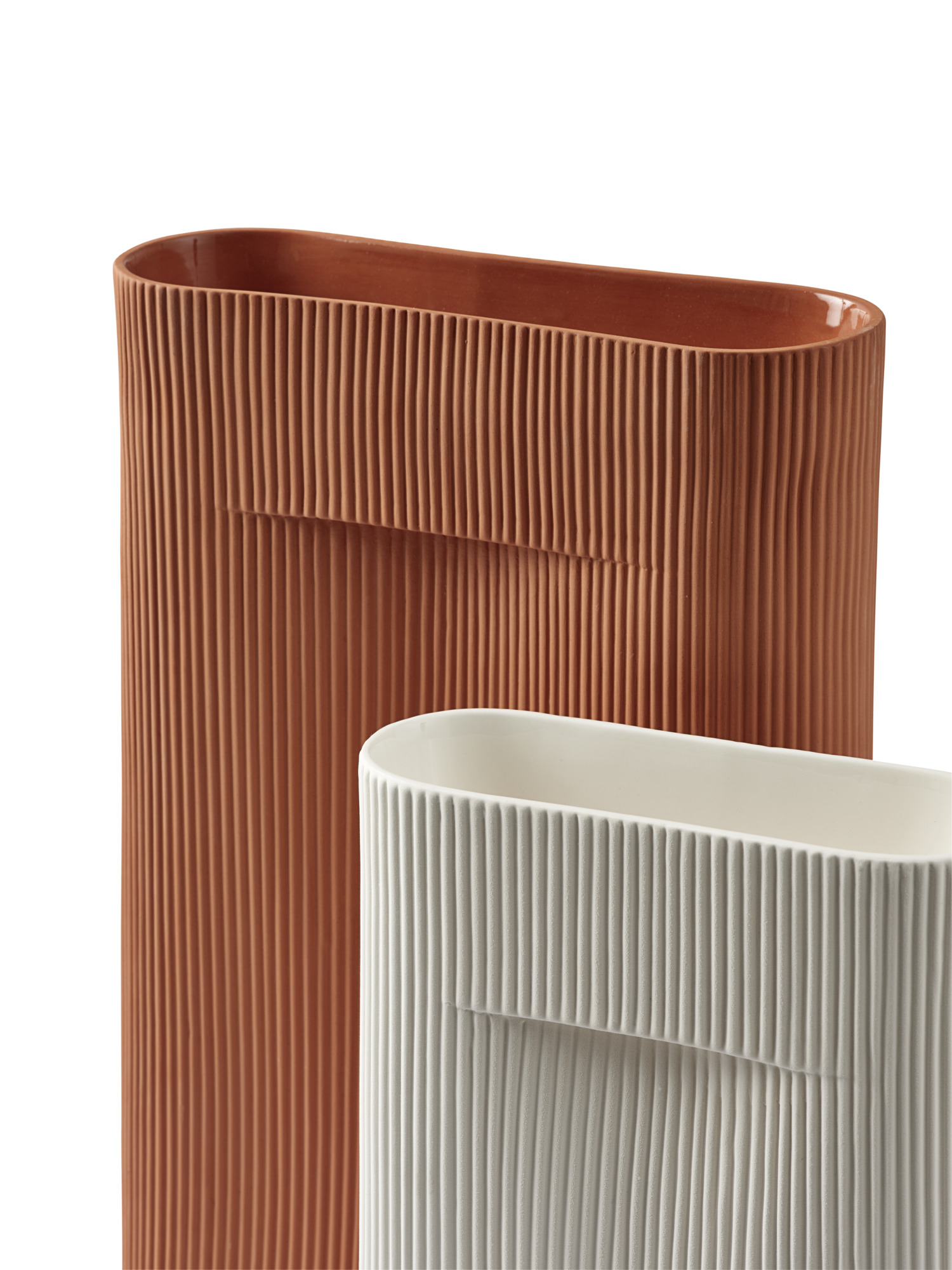 Nahaufnahme: Geriffelte Ridge Vase von Muuto, milchglas hellblau und terrakotta, moderne Blumenvase.