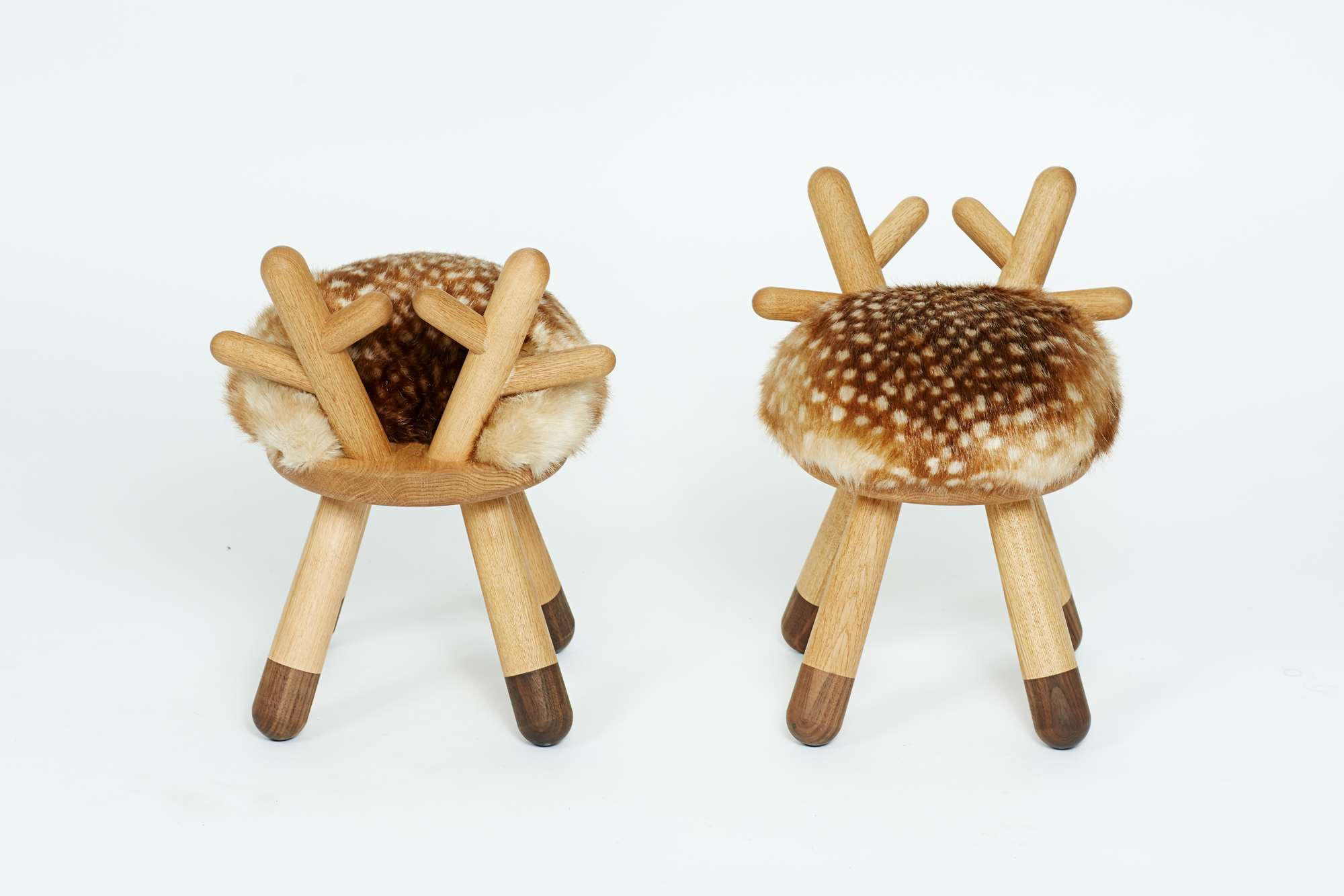 Zwei Bambi Chair Kinderstühle von EO mit Fellimitat und Holzbeinen auf weißem Hintergrund.