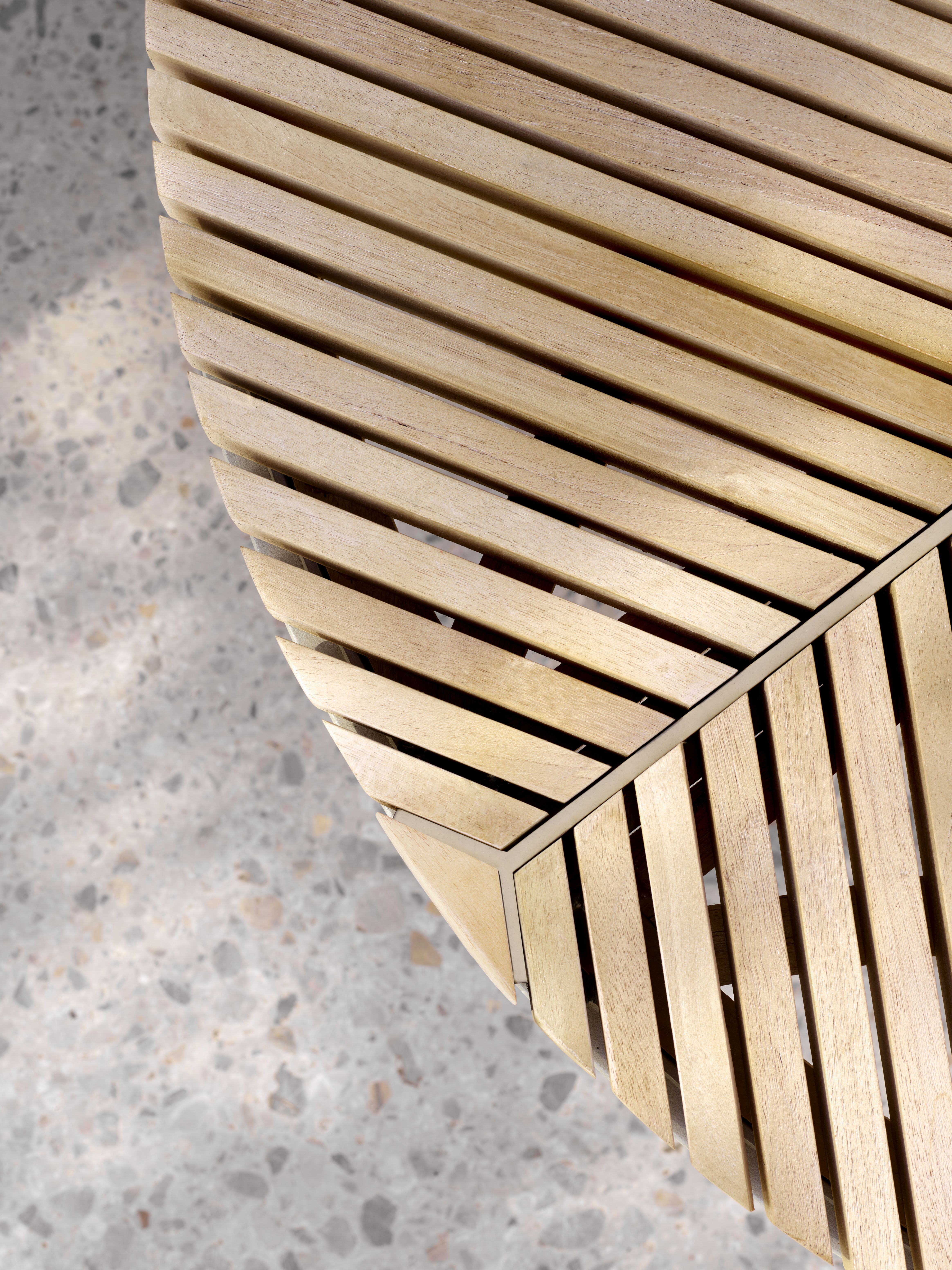 Detailaufnahme des Vipp Open-Air Outdoor Kaffeetischs Ø90 mit Holzlatten und minimalistischem Design.