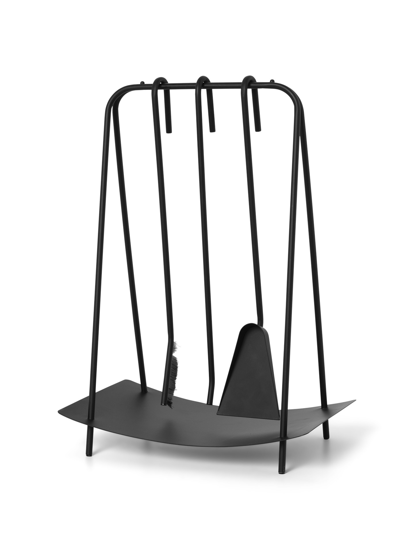 Schwarzes Ferm Living Kaminbesteck "Port Fireplace Tools" mit Schaufel, Besen und Schürhaken.