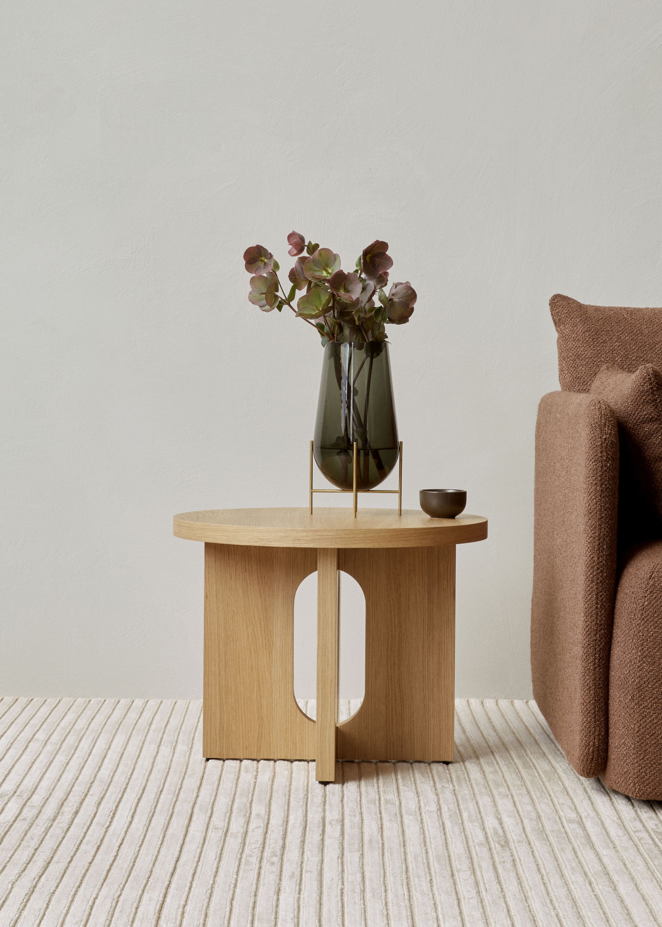 Androgyne Beistelltisch von Audo, Eiche, runde Tischplatte mit Vase und Schale, modernes Design.