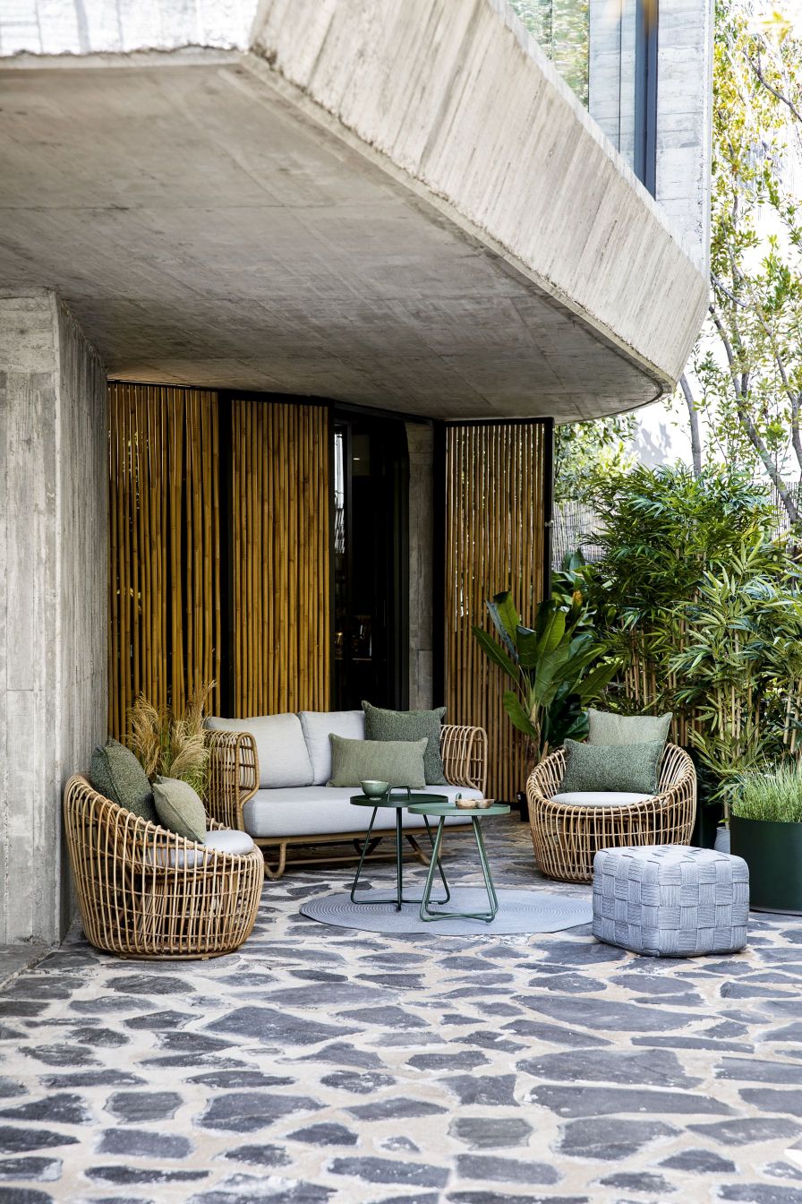 Gartenmöbel Set aus Rattan: Sofa, Sessel, Hocker und Tisch für Terrasse oder Balkon.