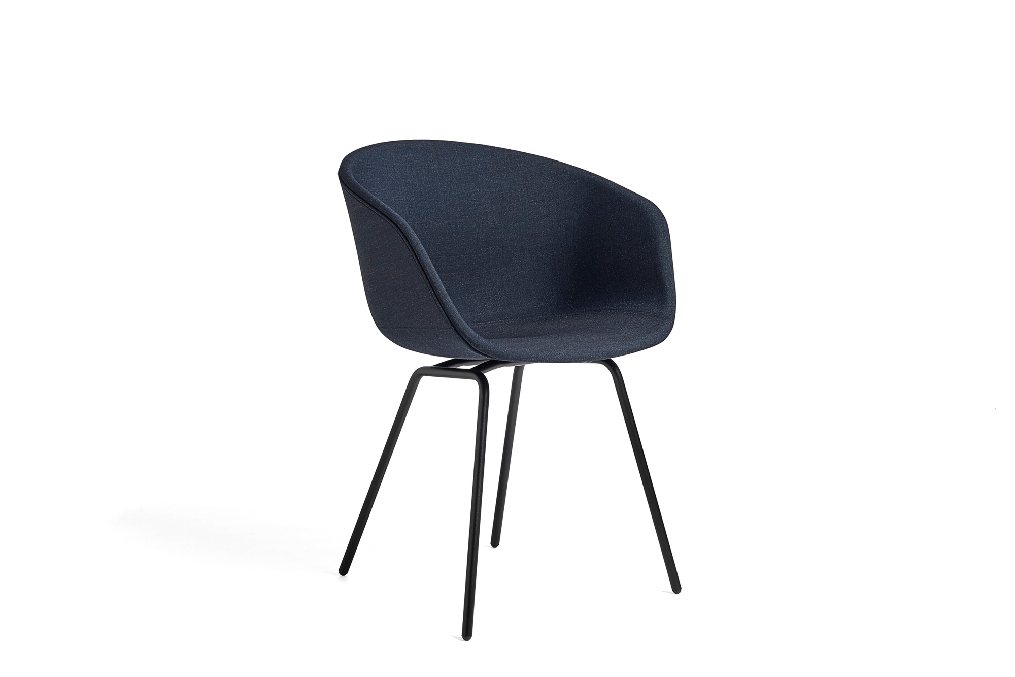 Blauer About A Chair AAC27 Stuhl von Hay mit Vollpolster und schwarzem Metallgestell.