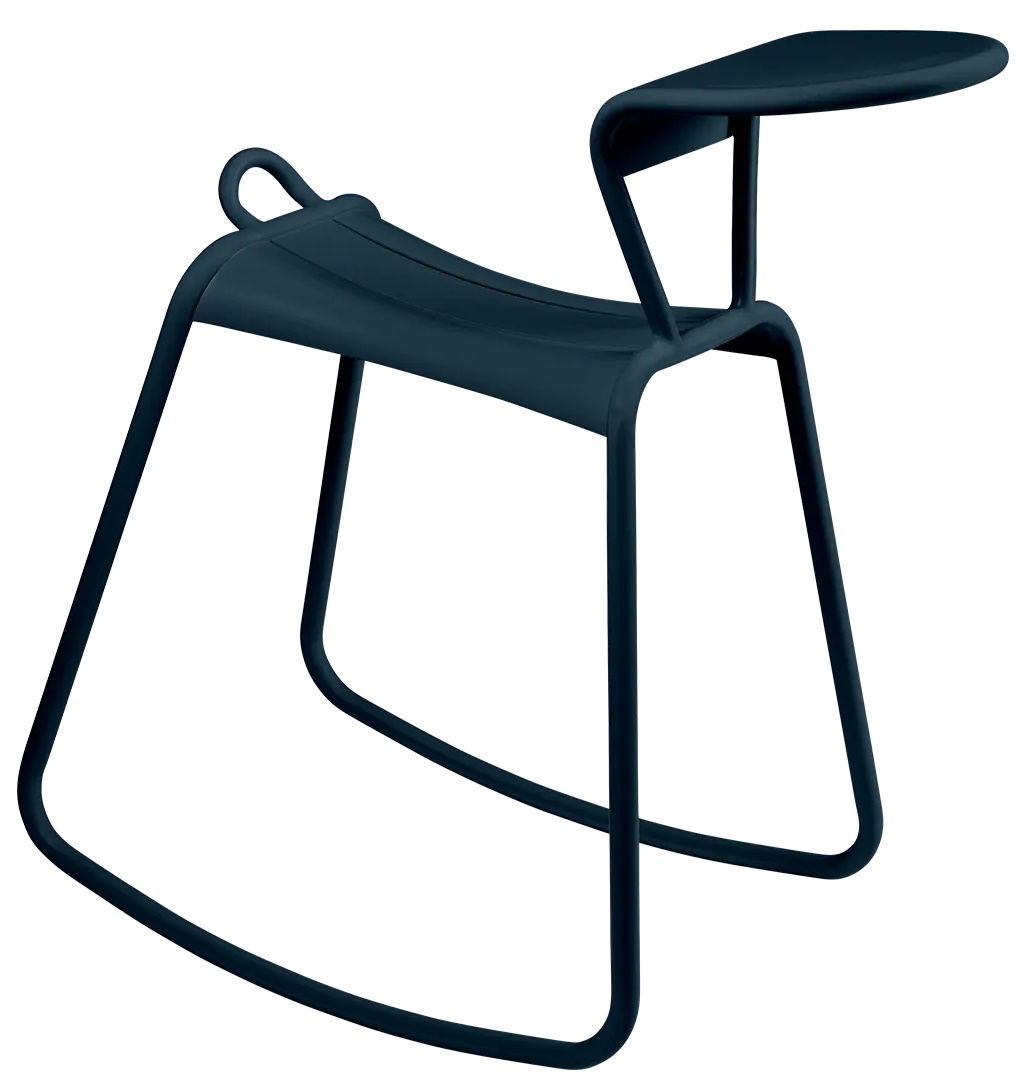 Adadesk Beistelltisch Wippe von Fermob für den Außenbereich, dunkelblau, modernes Design mit Ablagefläche.