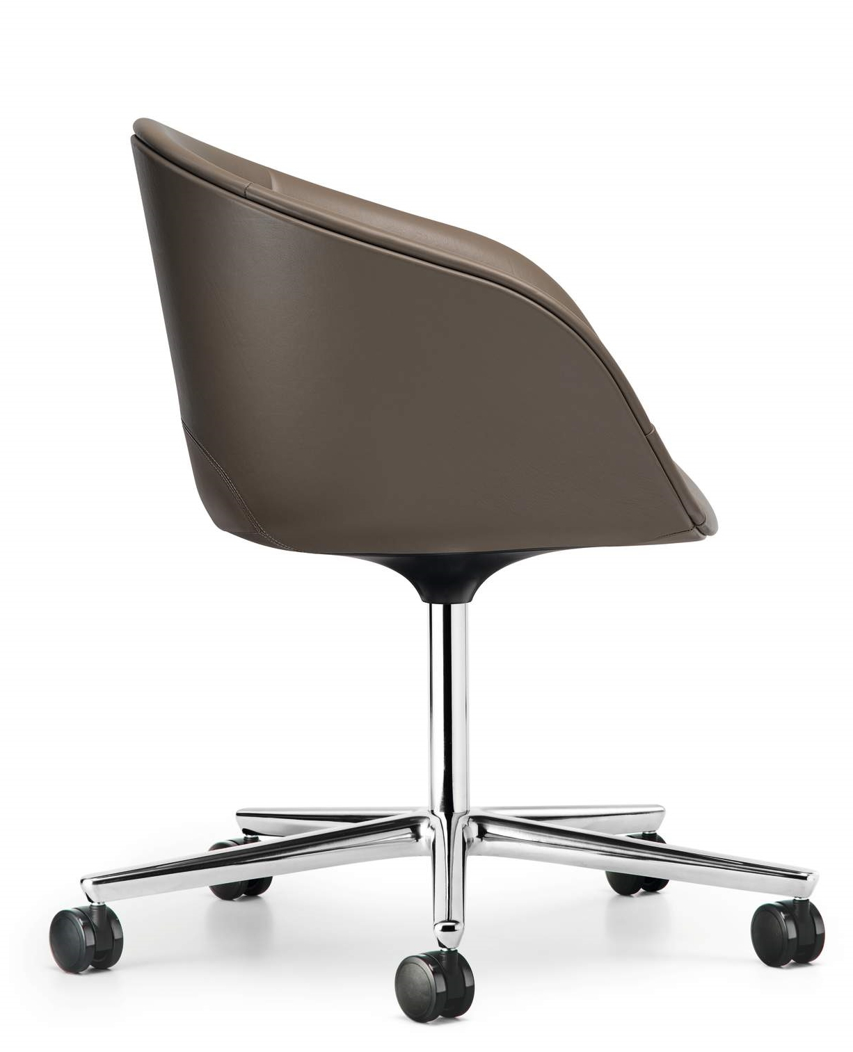 Kyo Sessel von Walter Knoll, brauner Leder Drehstuhl mit Chromfuß und Rollen, seitliche Ansicht.