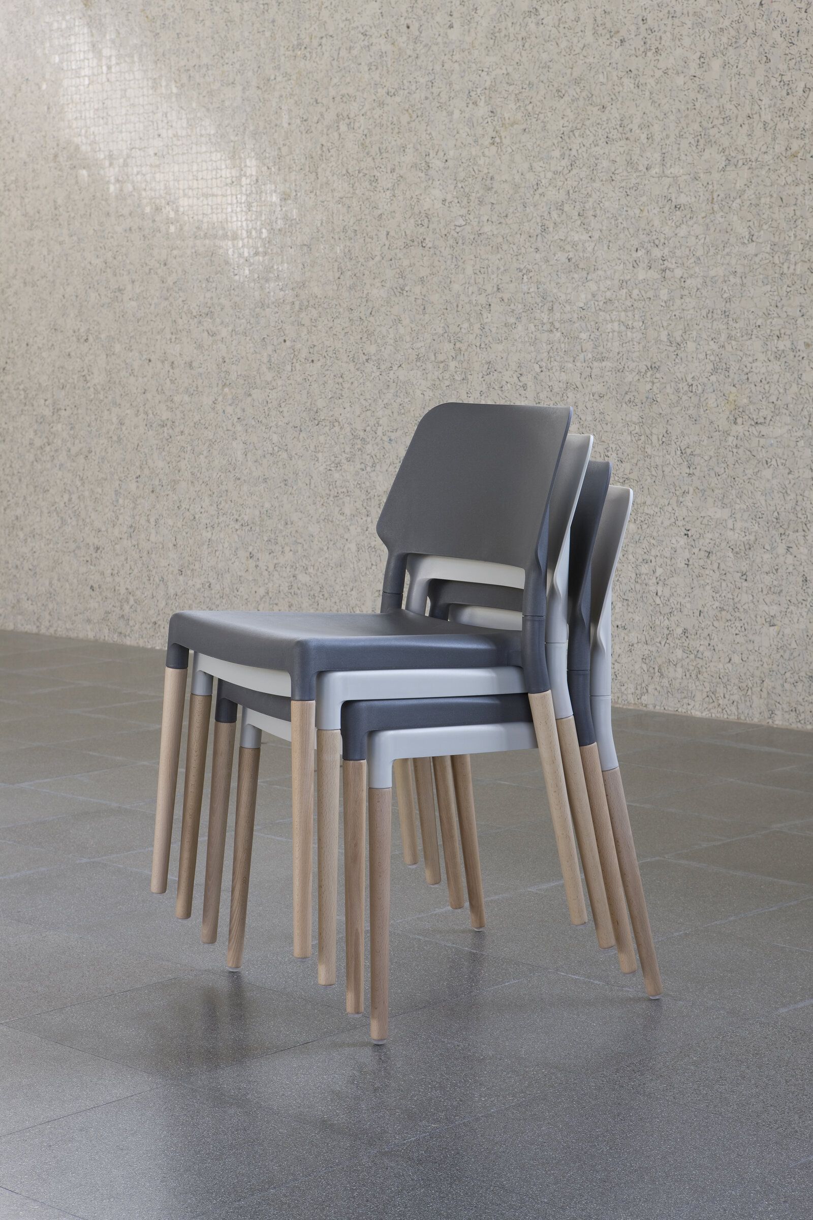 Stapelbare Stühle in Grau und Weiß mit Holzbeinen für Esszimmer oder Küche.