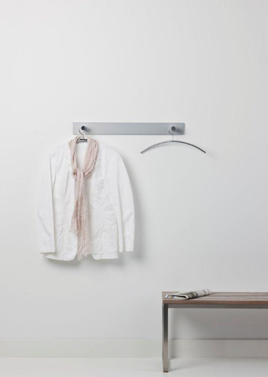 Hangon Wandgarderobe von Cascando mit Jacke und Schal, moderne Garderobenlösung für Flur und Büro.