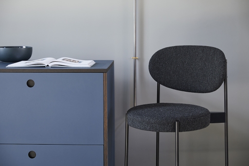 Verpan Series 430 Barhocker, 65 cm, in dunklem Stoffbezug und schwarzem Gestell, moderne Barstuhl-Design für stilvolle Einrichtung.