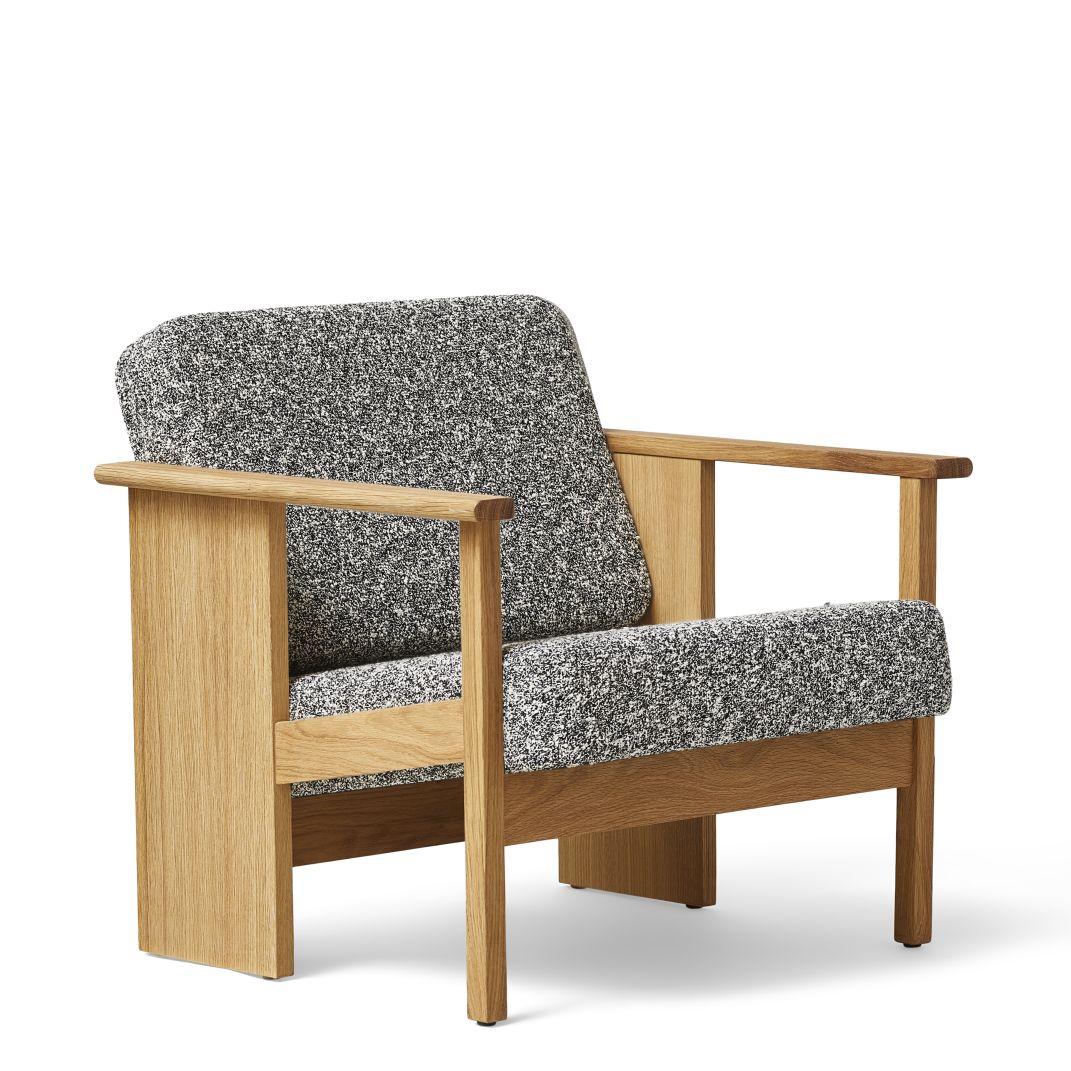 Block Lounge Sessel von Form & Refine mit Holzrahmen und grau melierter Polsterung.