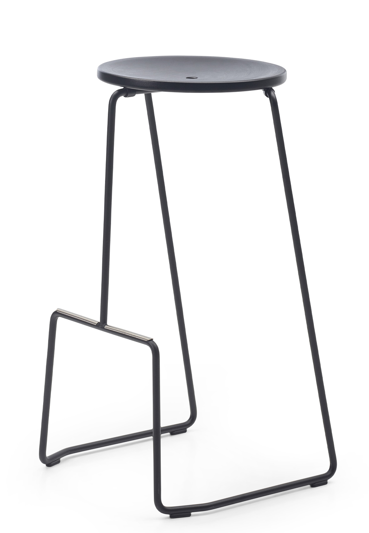 Schwarzer Tiki Hocker von Extremis, ein minimalistischer Barhocker für den Außenbereich mit Stahlgestell und Fußstütze.