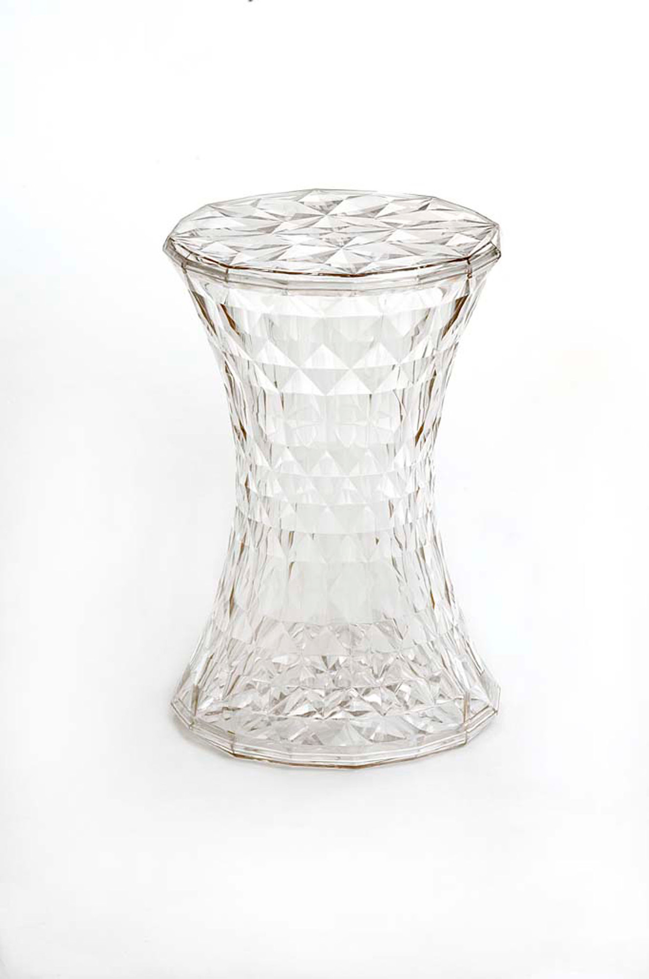 Glasklarer Stone Hocker von Kartell mit Facettenmuster, moderner Design Hocker für Wohnzimmer und Garten.