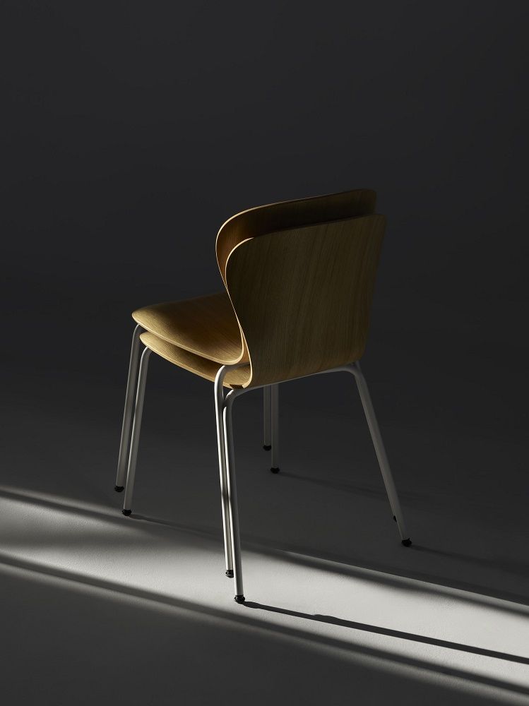 Thonet S 220 Formholzstuhl ohne Armlehne, Buche Natur, Stahlrohrgestell, modernes Design für Esszimmer und Büro.