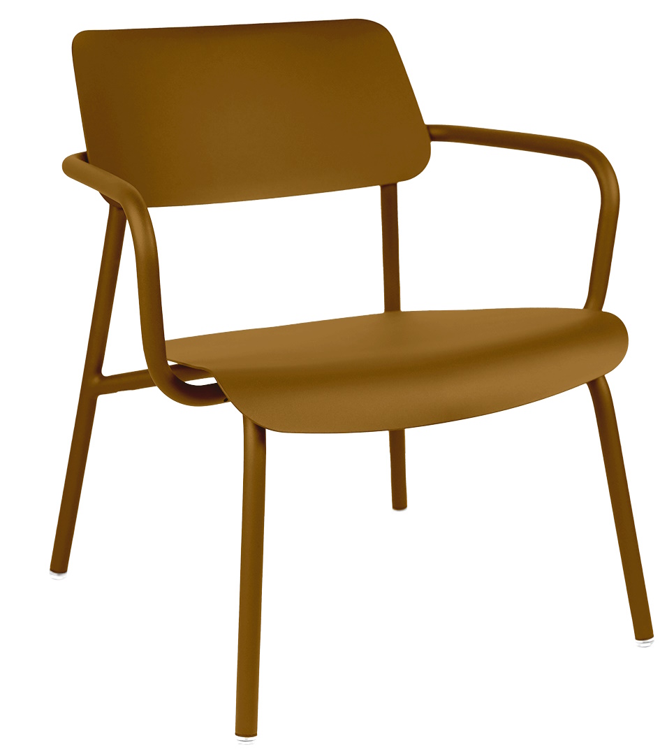 Nahaufnahme des modernen Fermob Studie Lounge Sessels in Bronze für den Außenbereich.