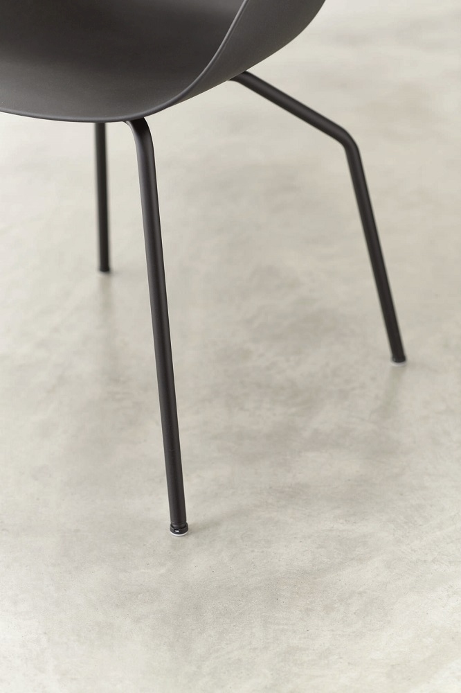 Detailaufnahme: Schwarzer Yonda Universalstuhl mit filigranem Metallgestell von Wilkhahn, modernes Design für Büro und Wohnraum.