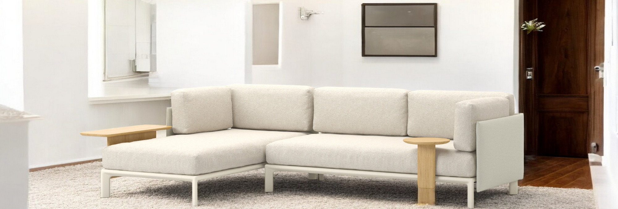 Anagram Chaise Longue Sofa von Vitra in hellem Beige mit Holzablagen im modernen Wohnzimmer.