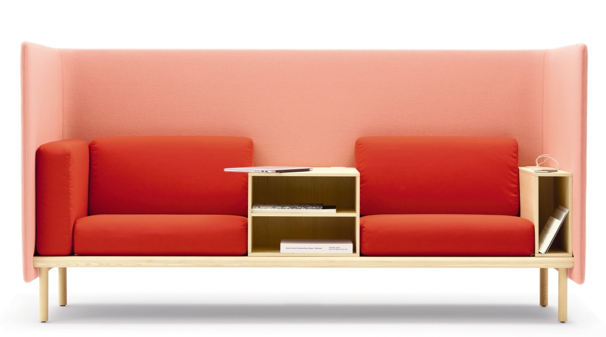 Floater Sofa von Cor, modernes 3-Sitzer Sofa in Rot mit integrierten Regalen und hoher Rückenlehne.