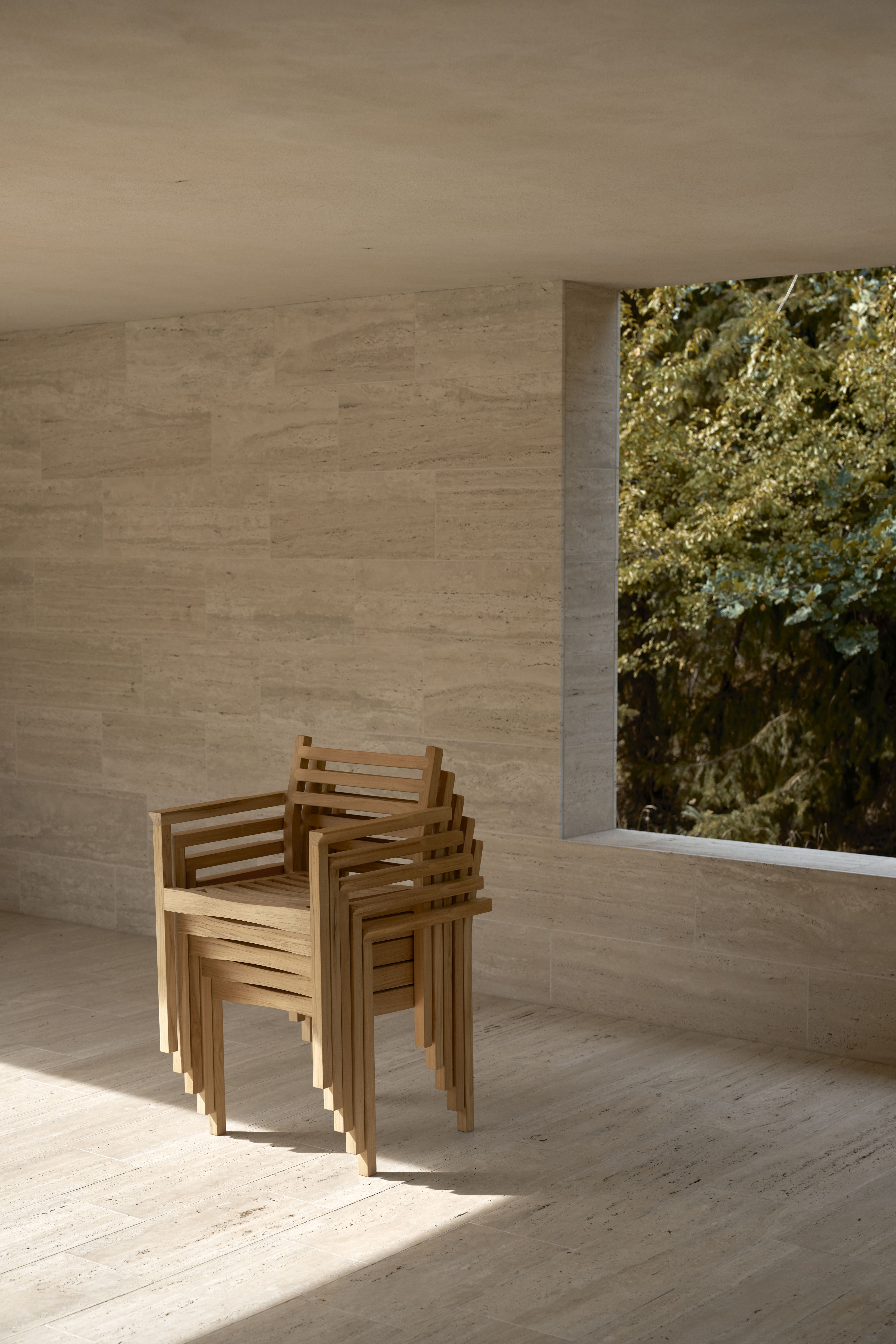 Stapel von AH502 Carl Hansen & Søn Armlehnstühlen aus Teakholz für den Außenbereich.