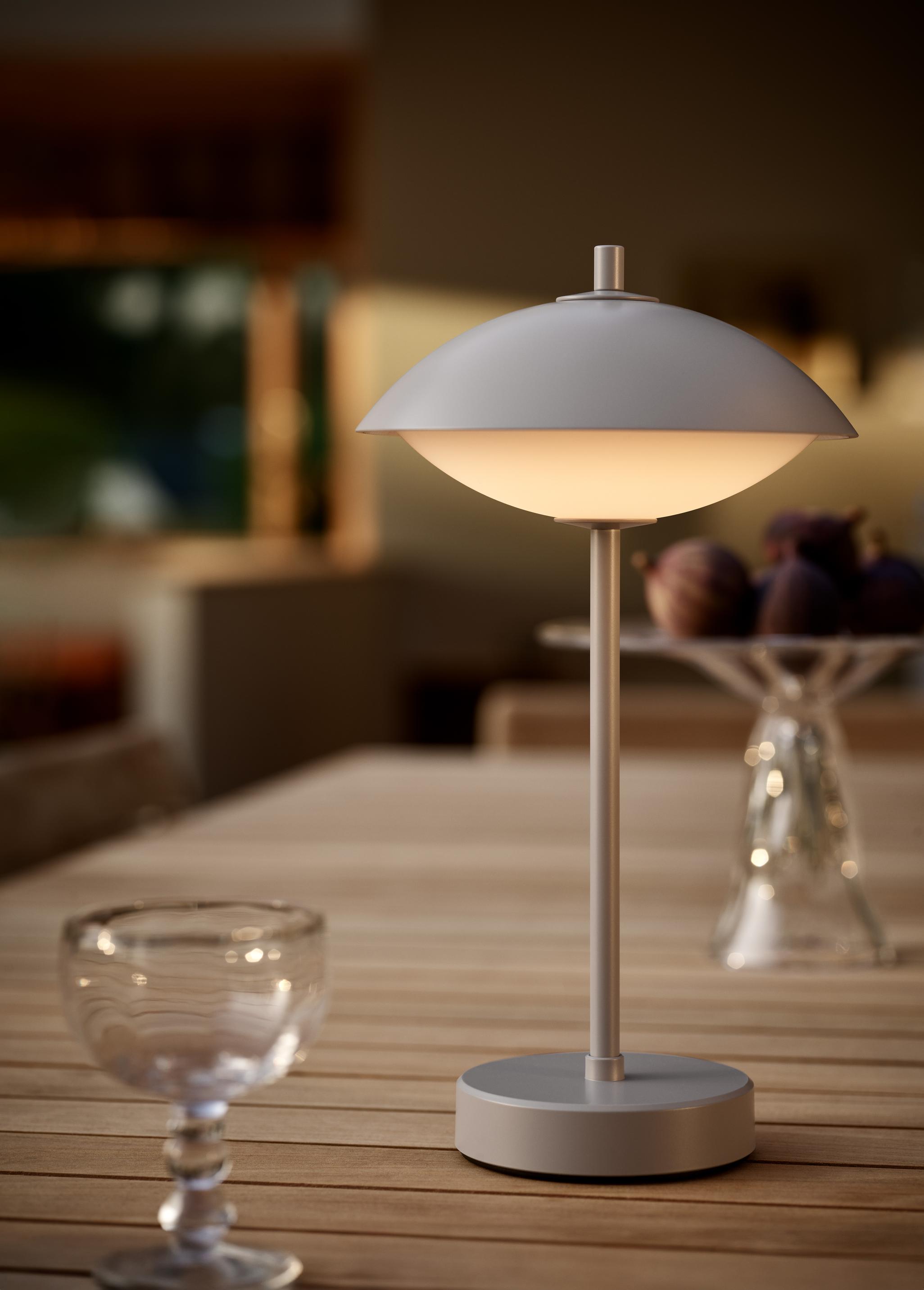 Clam Portable tafellamp, oplaadbare lamp van Fritz Hansen