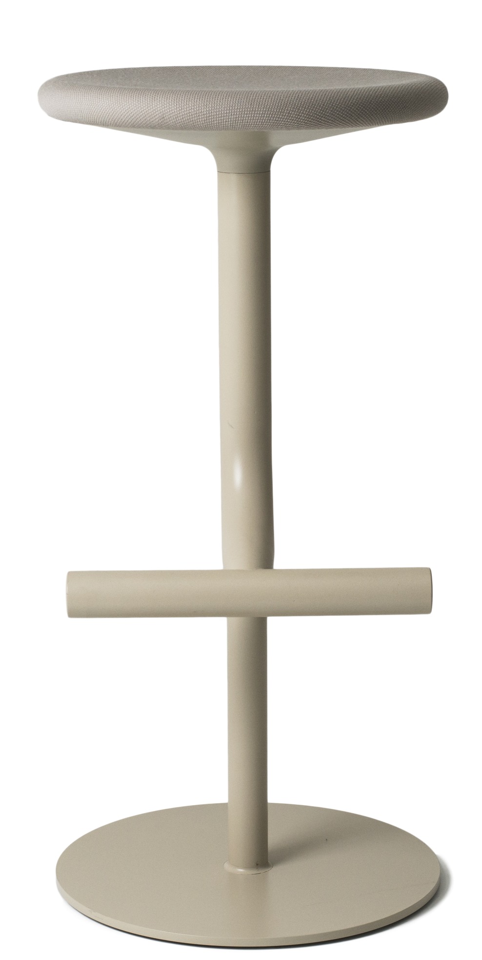 Beiger Tibu Stool Hocker von Magis mit Fußstütze und rundem Sitz im modernen Design.