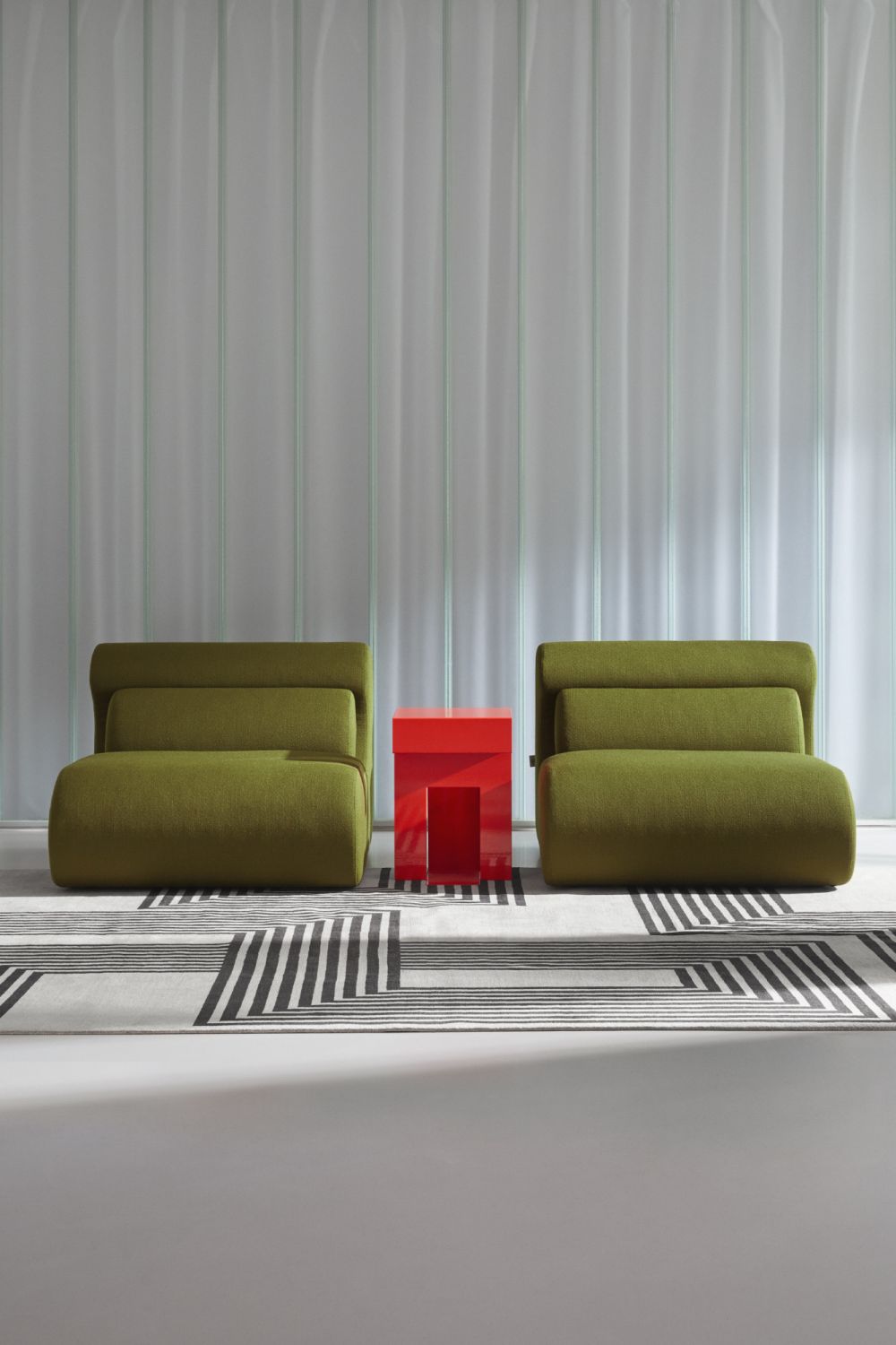 OLA Sofa Lounge Chair in Moosgrün mit rotem Beistelltisch auf gemustertem Teppich. Gemütliches Bouclé Sofa.