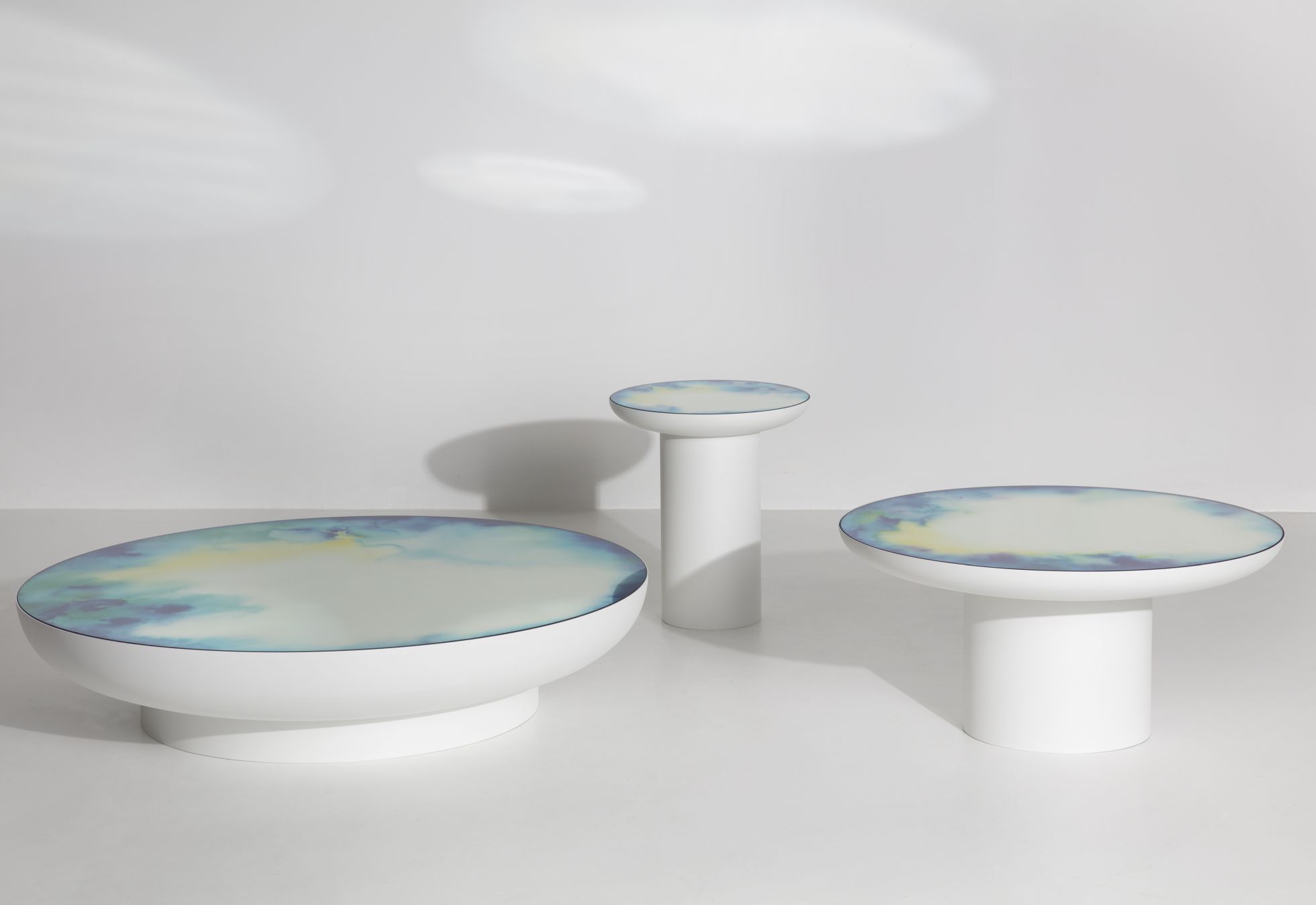 Weißer Francis Couchtisch von Petite Friture, runder Beistelltisch mit blau-gelber Oberfläche. Modernes Wohnzimmer Design.