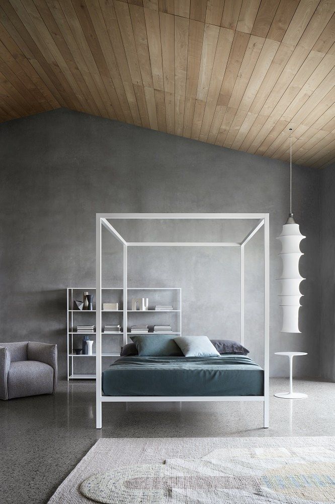 Weißes Himmelbett mit grüner Bettwäsche in modernem Schlafzimmer mit Holzdecke und minimalistischem Design.
