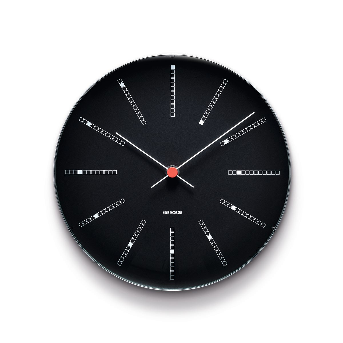 Schwarze Bankers Wanduhr von Rosendahl Timepieces mit weißer Strich-Skala und roten Zeigerpunkt.