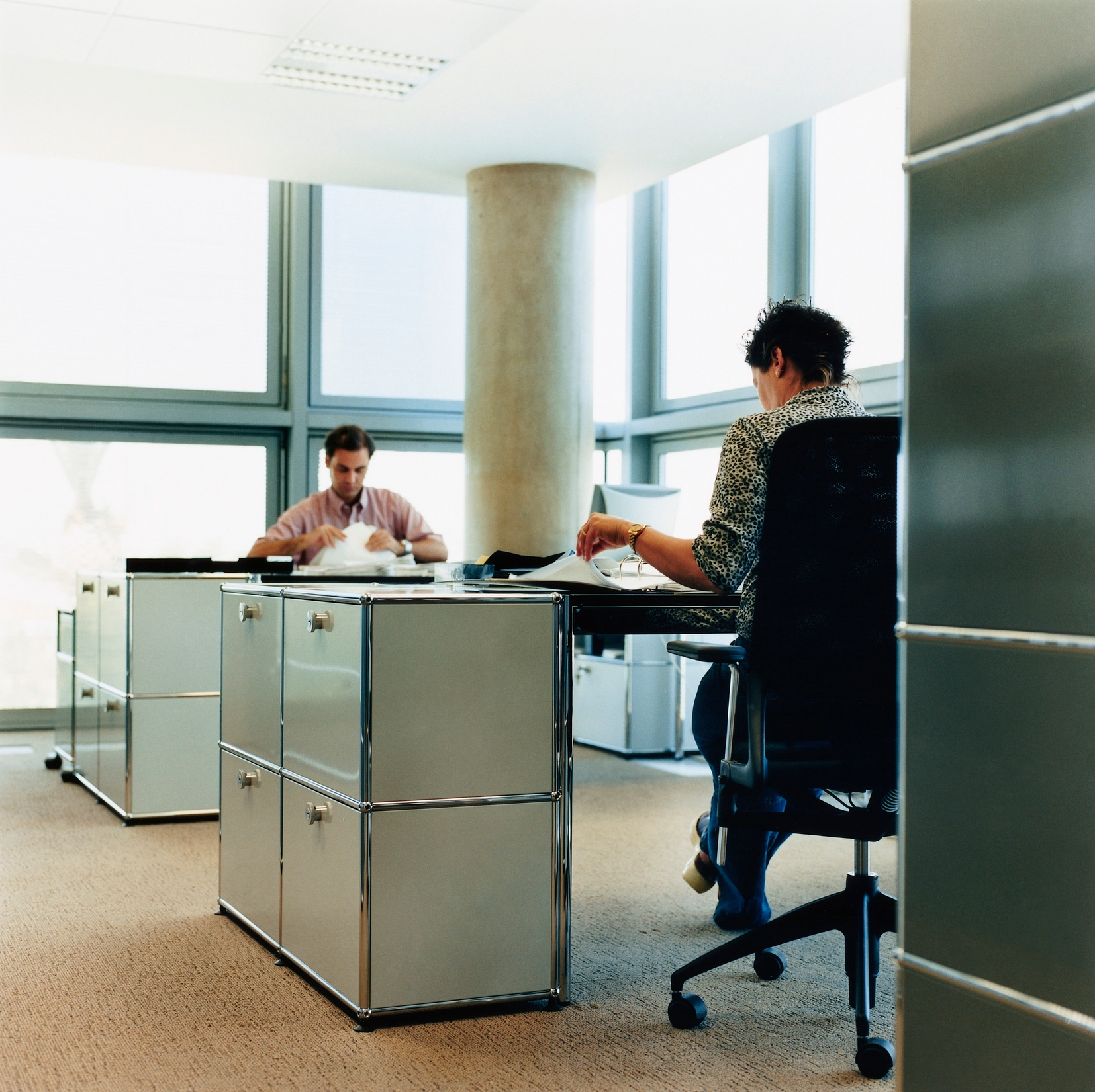 USM Haller Sideboard im Büro: Moderner Stauraum mit vier Klappen und minimalistischem Design für stilvolle Büroeinrichtung.