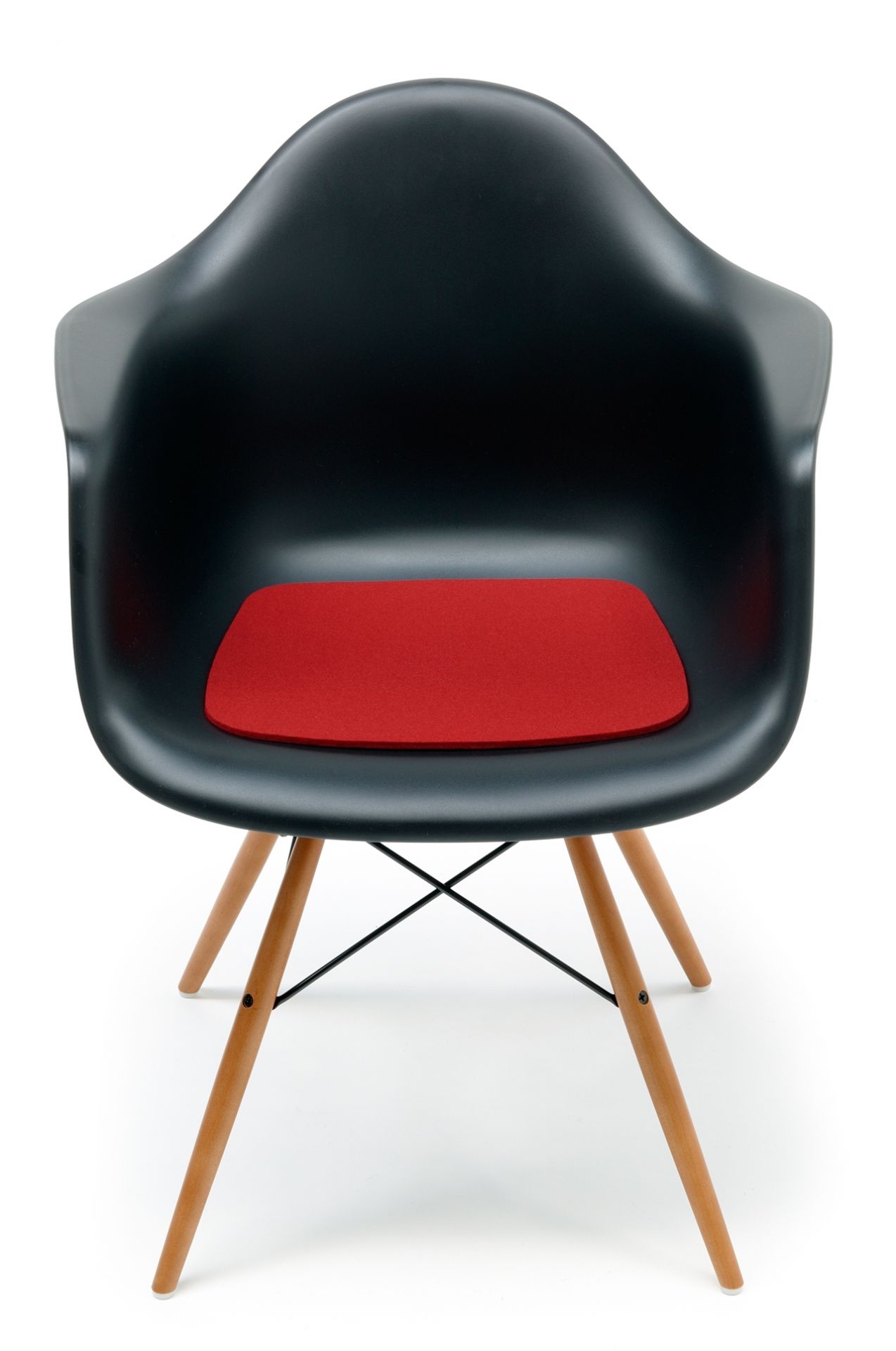 Schwarzer Eames Plastic Arm Chair mit roter Hey Sign Filz Sitzauflage für mehr Komfort.
