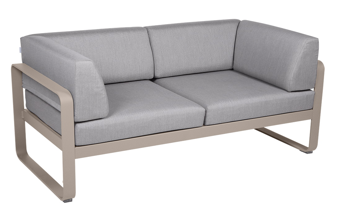 Bellevie 2-Sitzer Outdoor Sofa von Fermob, modernes Design mit grauem Stoffbezug und beigem Aluminiumrahmen.
