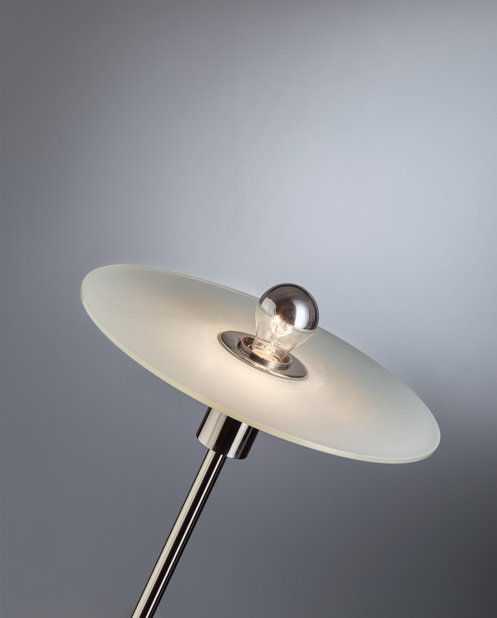 Nahaufnahme der Bauhaus BST 23 Stehleuchte Tecnolumen mit rundem Lampenschirm und Glühbirne.