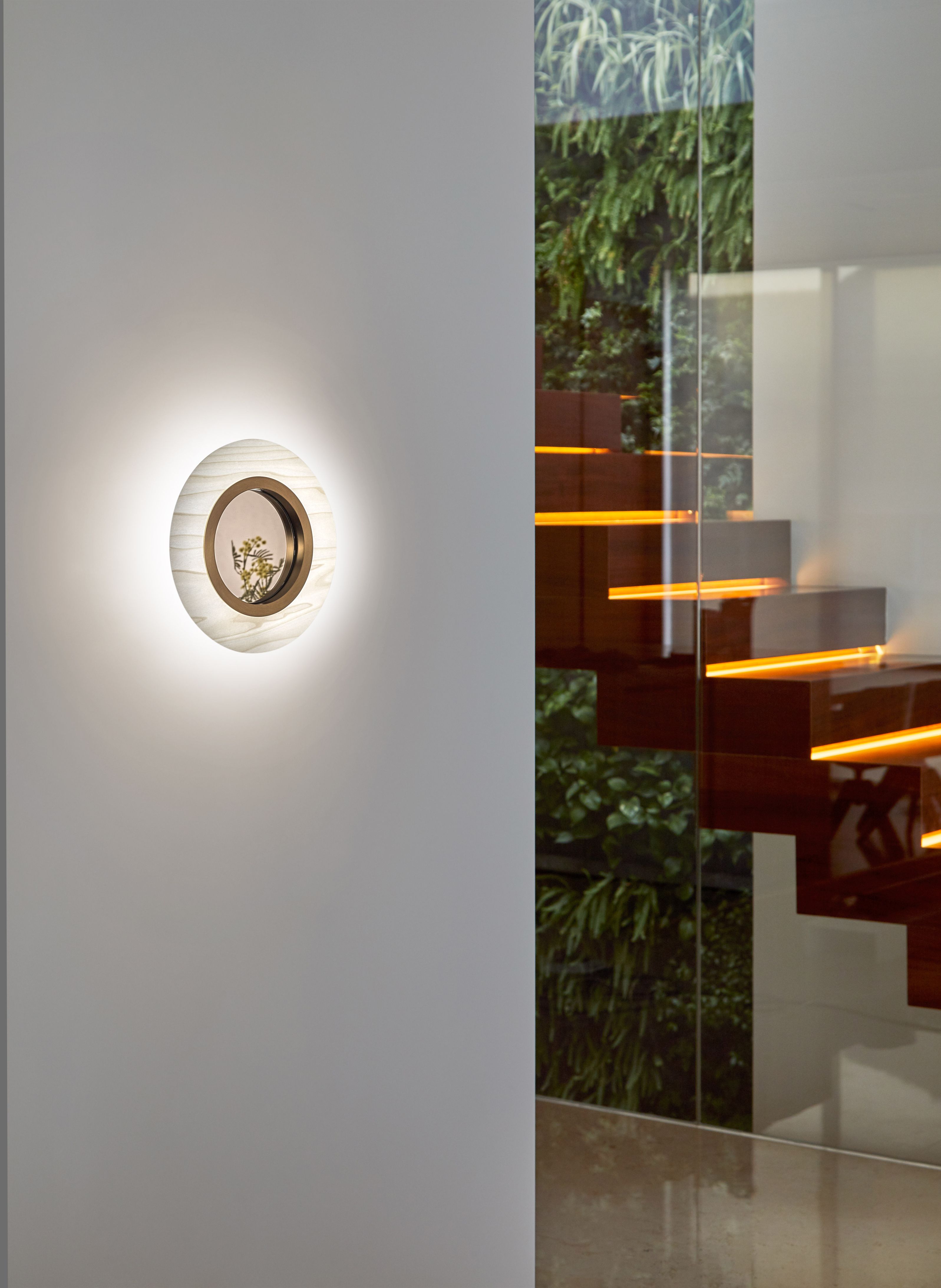 Lens LED Wandleuchte von LZF Lamps, elfenbeinweiß mit hellrosa Akzenten, runde moderne Wandbeleuchtung.