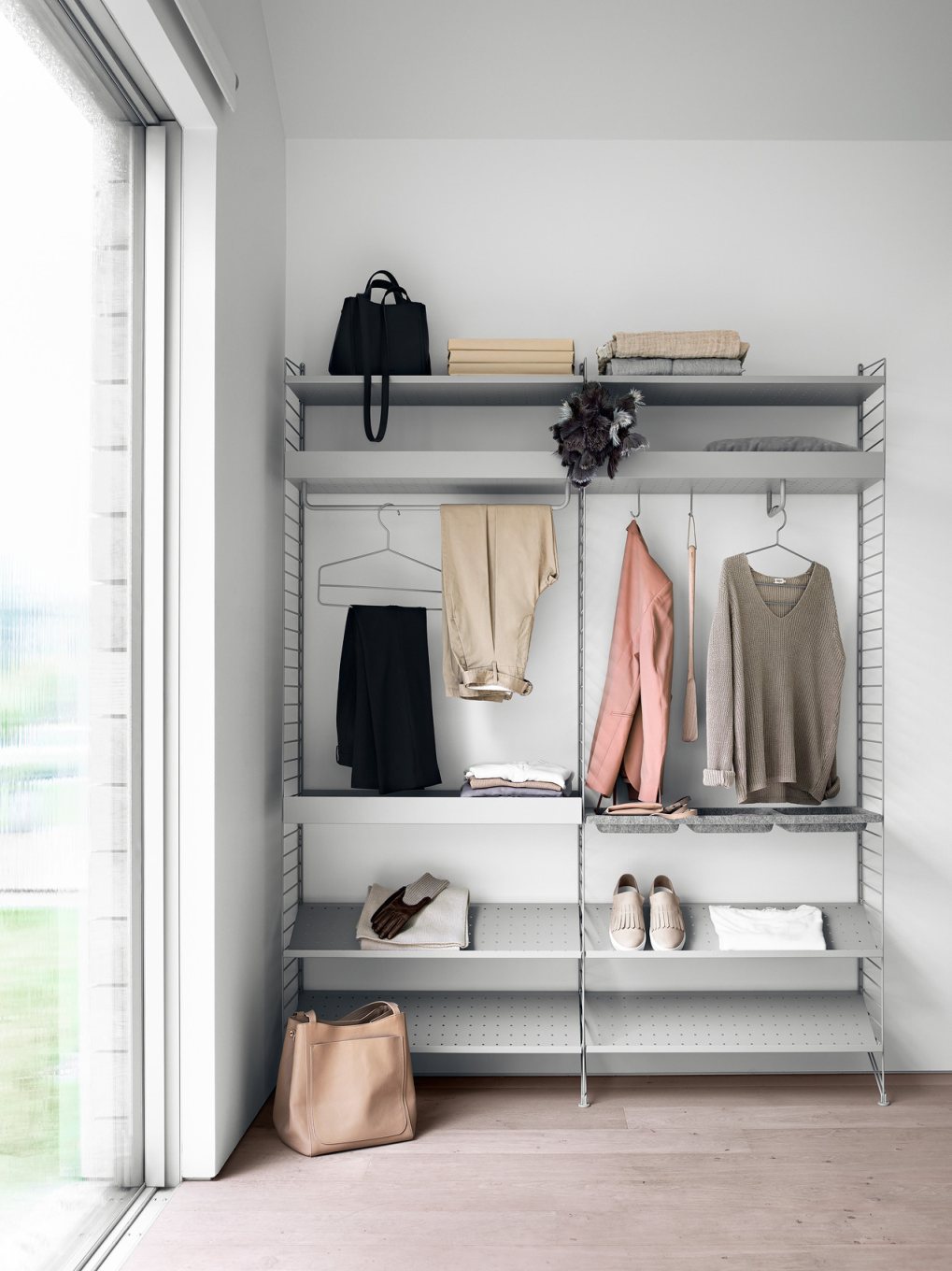 Flur KONFIGURATIONEN Hallway H3 String Furniture: Graues Regalsystem mit Kleidung, Taschen und Schuhen im Flur.