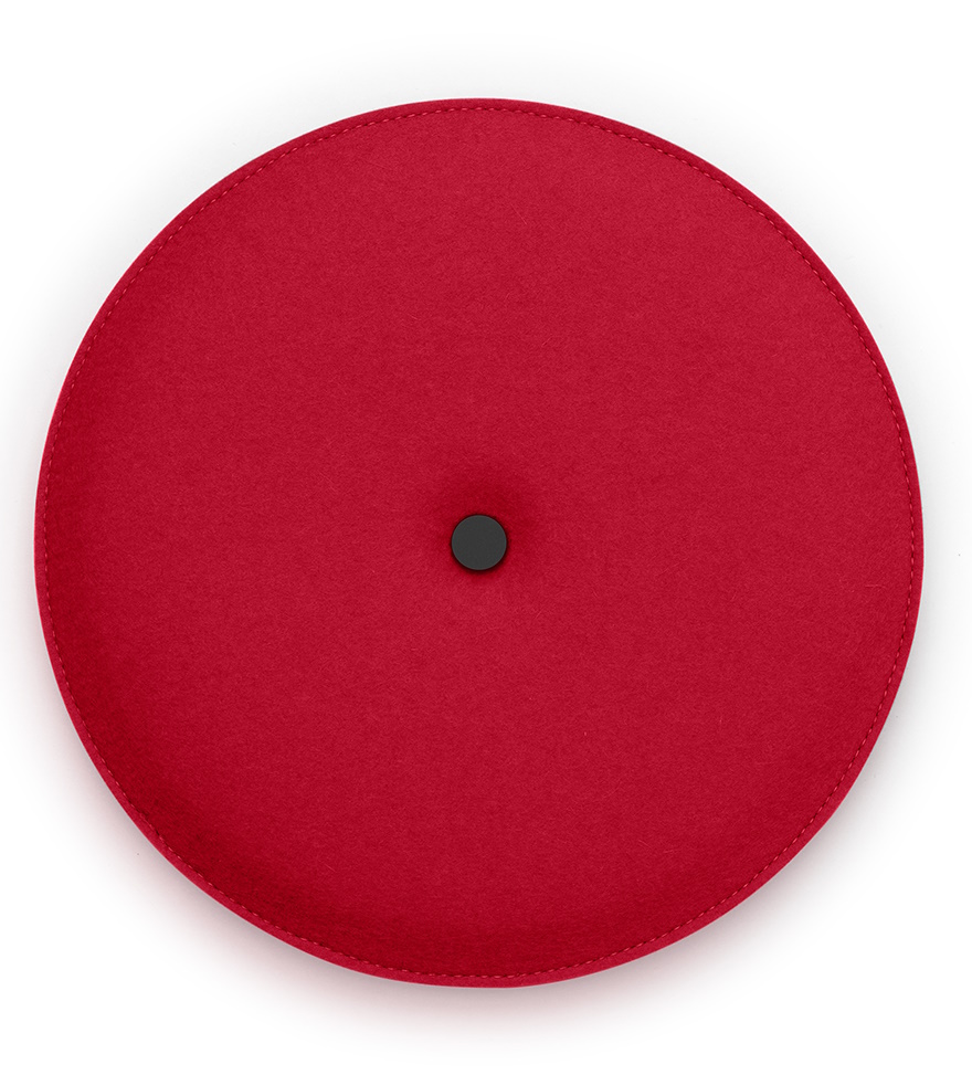 Rotes, rundes HEY-SIGN Akustik Wandelement zur Schallabsorption mit schwarzem Knopf in der Mitte.