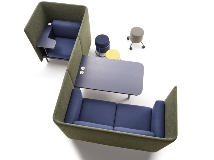 Floater Sofa von Cor: Modernes 3-Sitzer Sofa mit grünen Wänden und blauem Sitzpolster, inklusive Tisch.