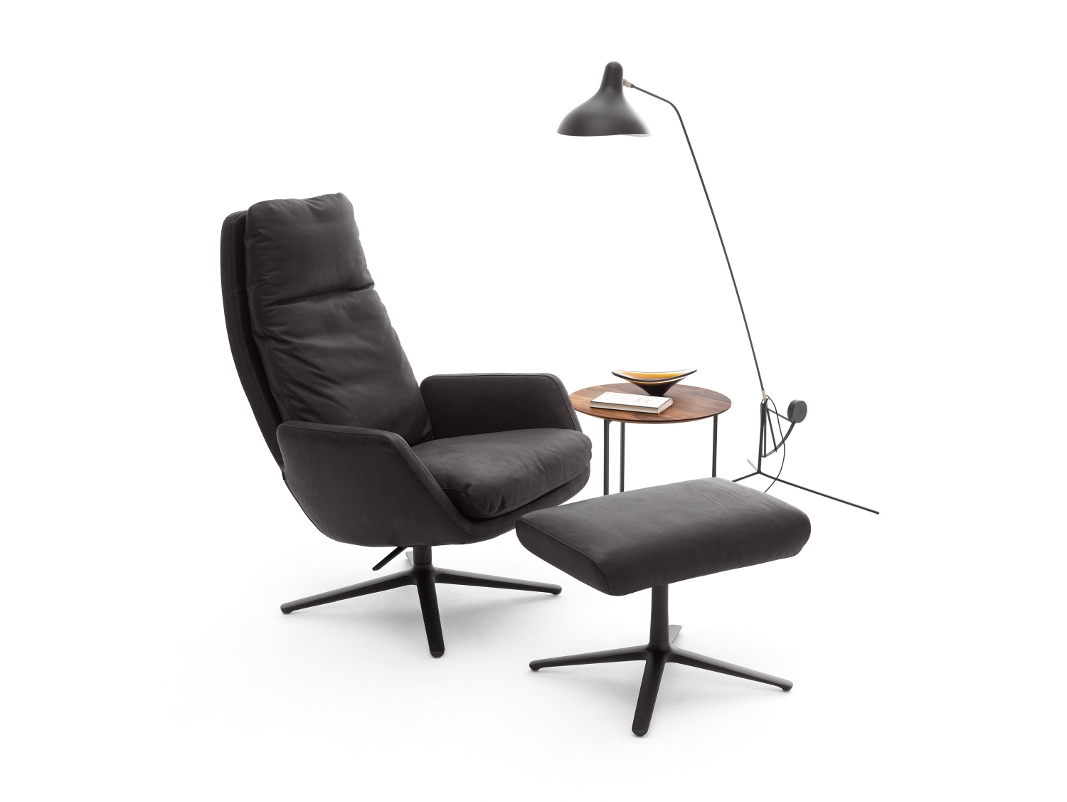 Schwarzer Cordia Sessel mit passendem Hocker, Ledersessel und Fußhocker für entspanntes Wohnen.