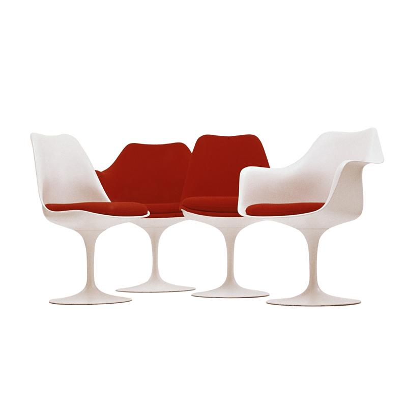 Knoll International Tulpen Armlehnstühle, drehbar, mit roter Polsterung, modernes Design für Wohnzimmer und Büro.