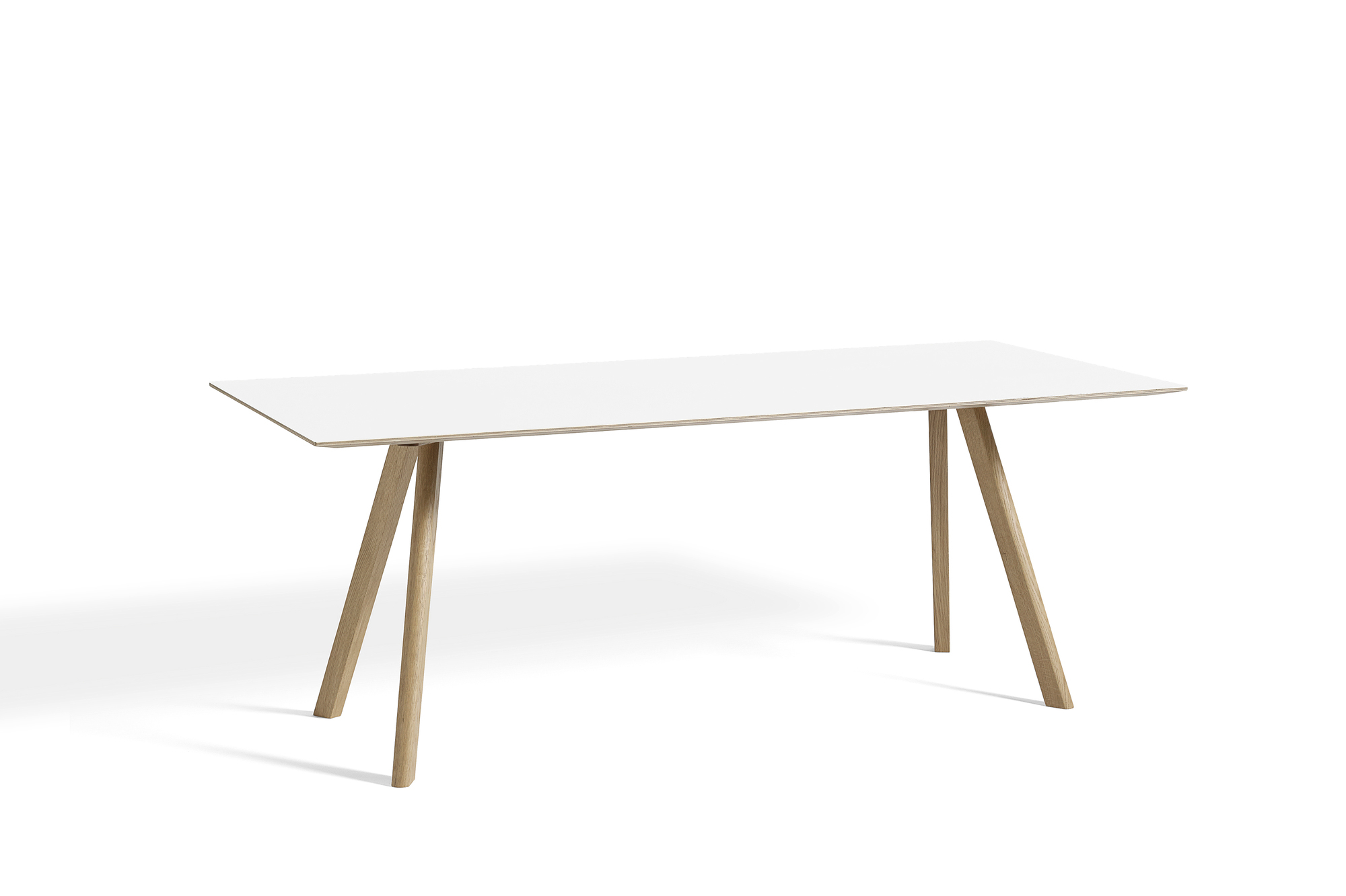 Copenhague Table CPH 30 von Hay, Esstisch mit weißer Tischplatte und Holzbeinen.
