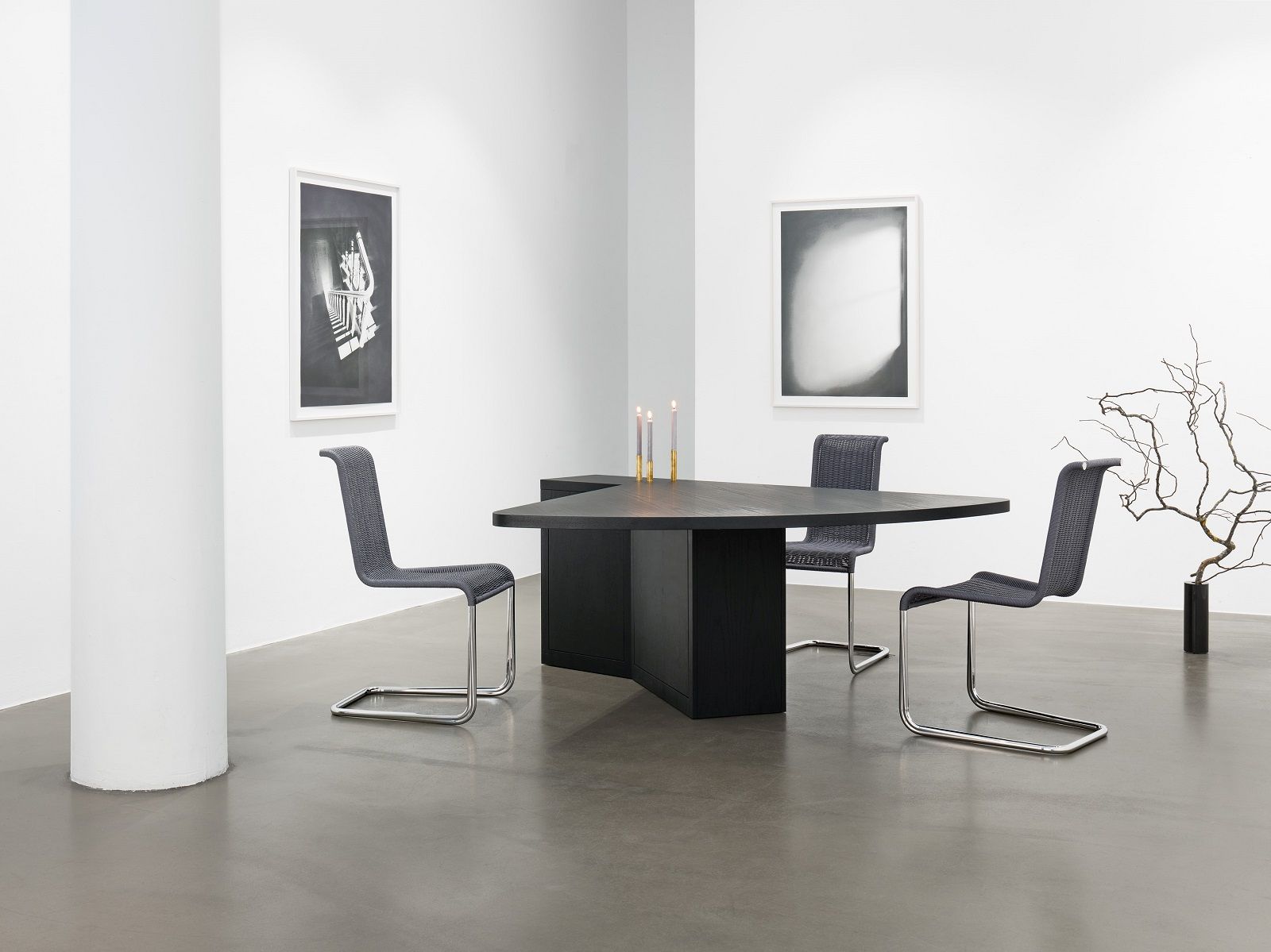 B20 Kragstuhl von Tecta, dunkelgrün, mit Stahlrohrgestell, im minimalistischen Esszimmer.