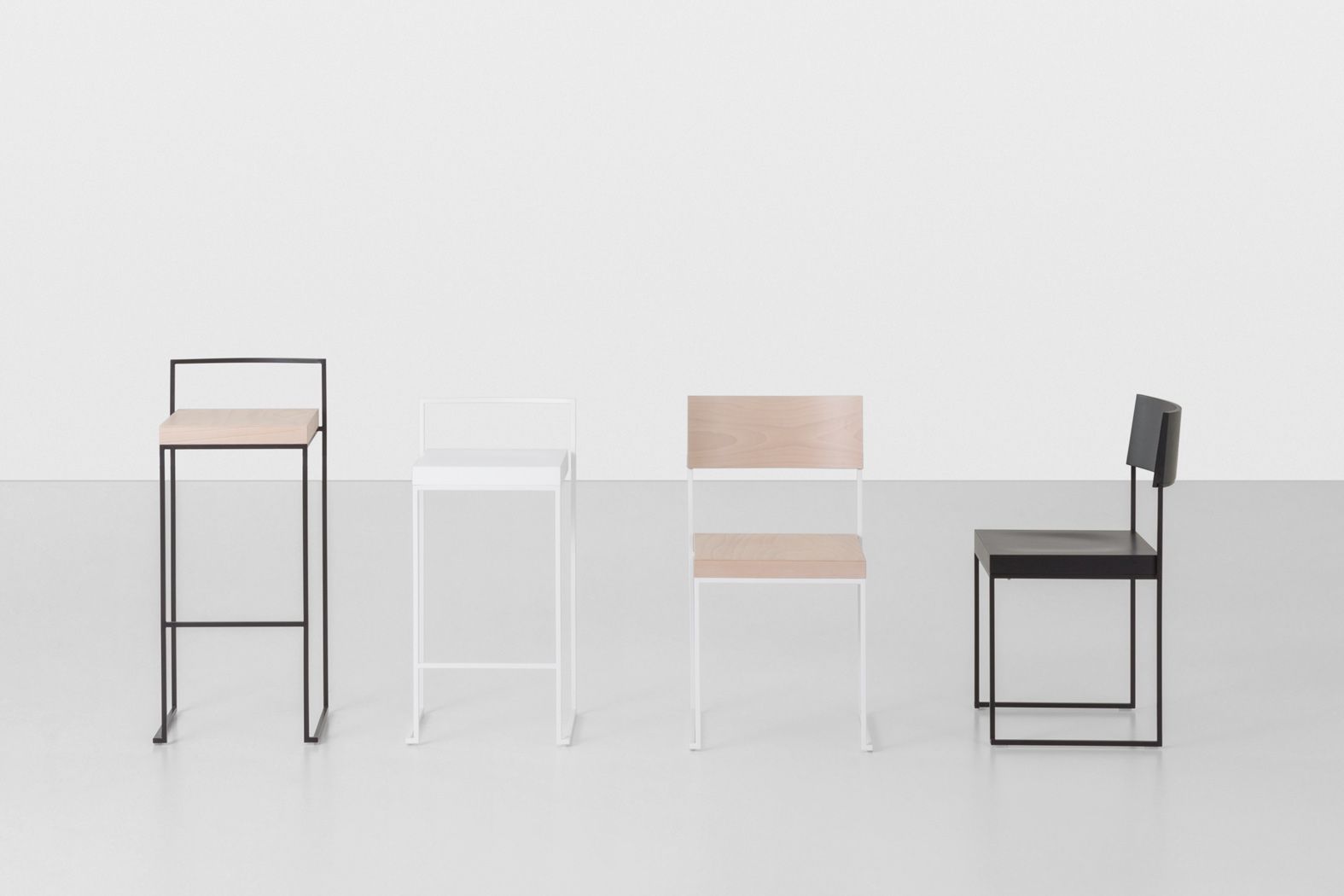 Cubo Barhocker und Stühle La Palma in Schwarz, Weiß und Holz, minimalistisches Design.