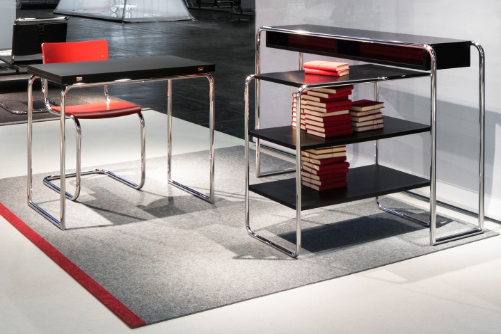 Thonet B 108 Konsolentisch mit Stahlrohrgestell und schwarzen Ablageflächen, Bücher auf den Regalen.