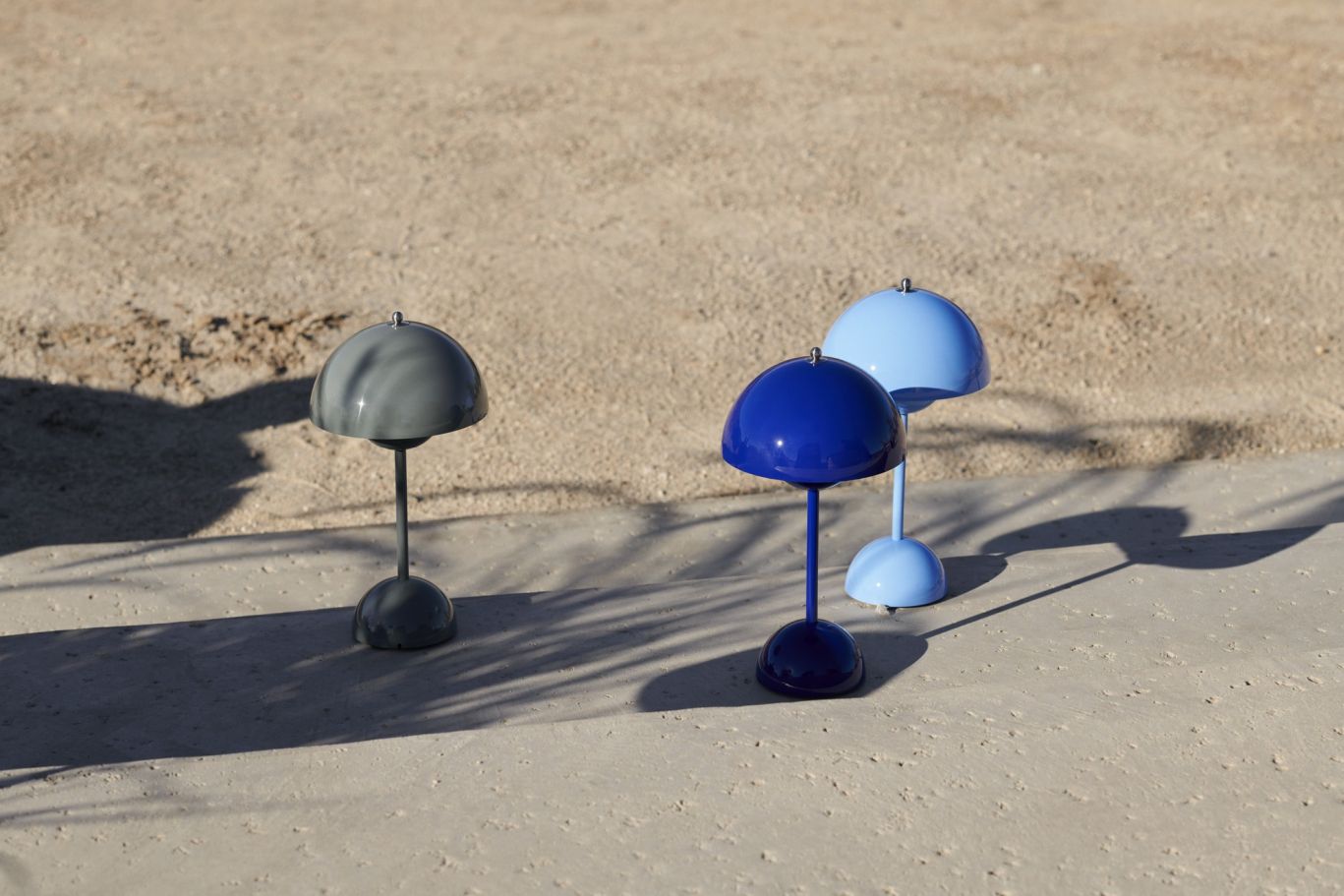 Flowerpot VP9 Tischleuchten in Grau, Dunkelblau und Hellblau. Akkuleuchte für Innen und Außen.
