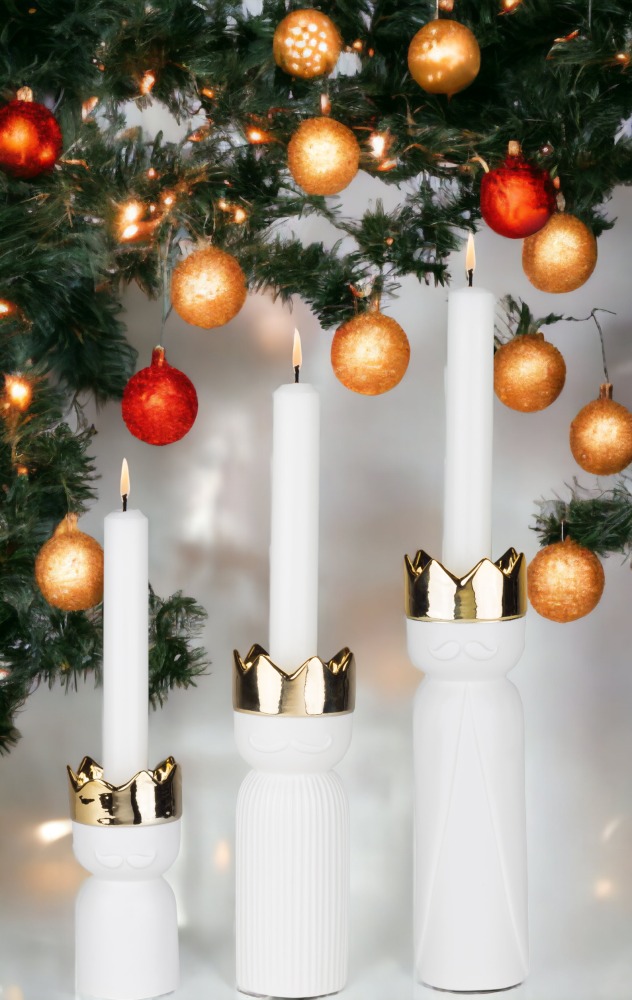 Räder Königslicht 3er Set: Weiße Kerzenständer mit goldener Krone, festliche Weihnachtsdekoration mit Christbaumkugeln.
