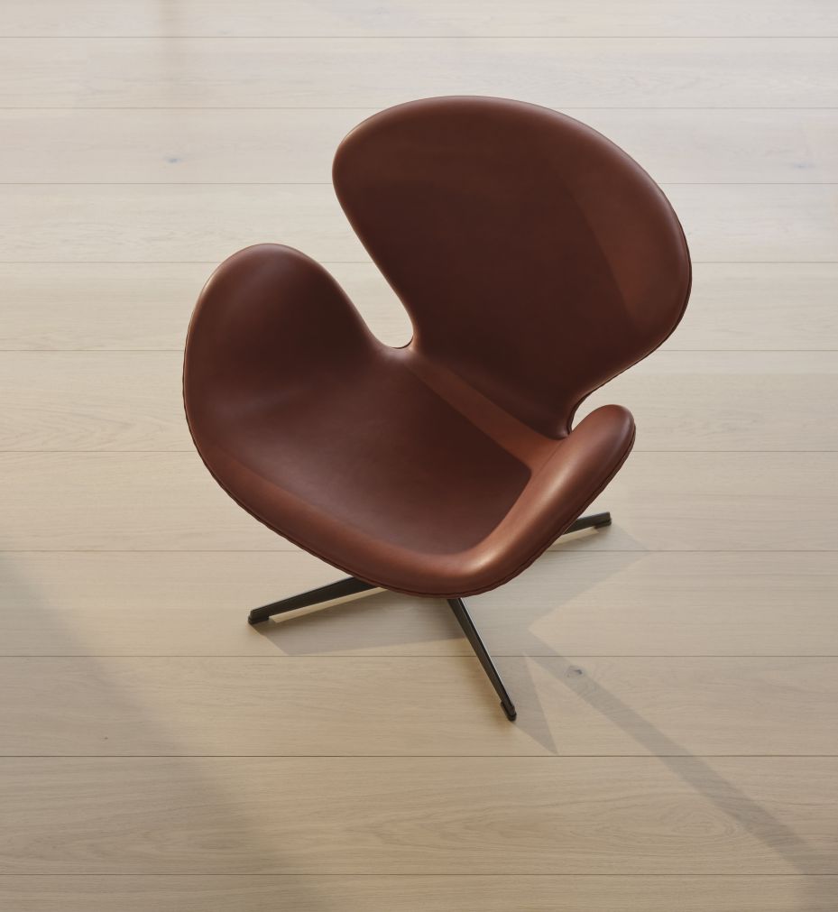 Schwan Sessel von Fritz Hansen, Jubiläumsmodell in kastanienbraunem Grace Leder, Designklassiker.