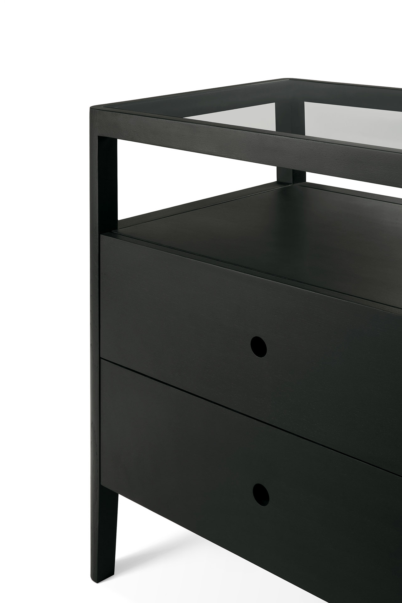 Detailaufnahme der Ethnicraft Spindle Kommode mit Schubladen aus schwarz lackierter Eiche.