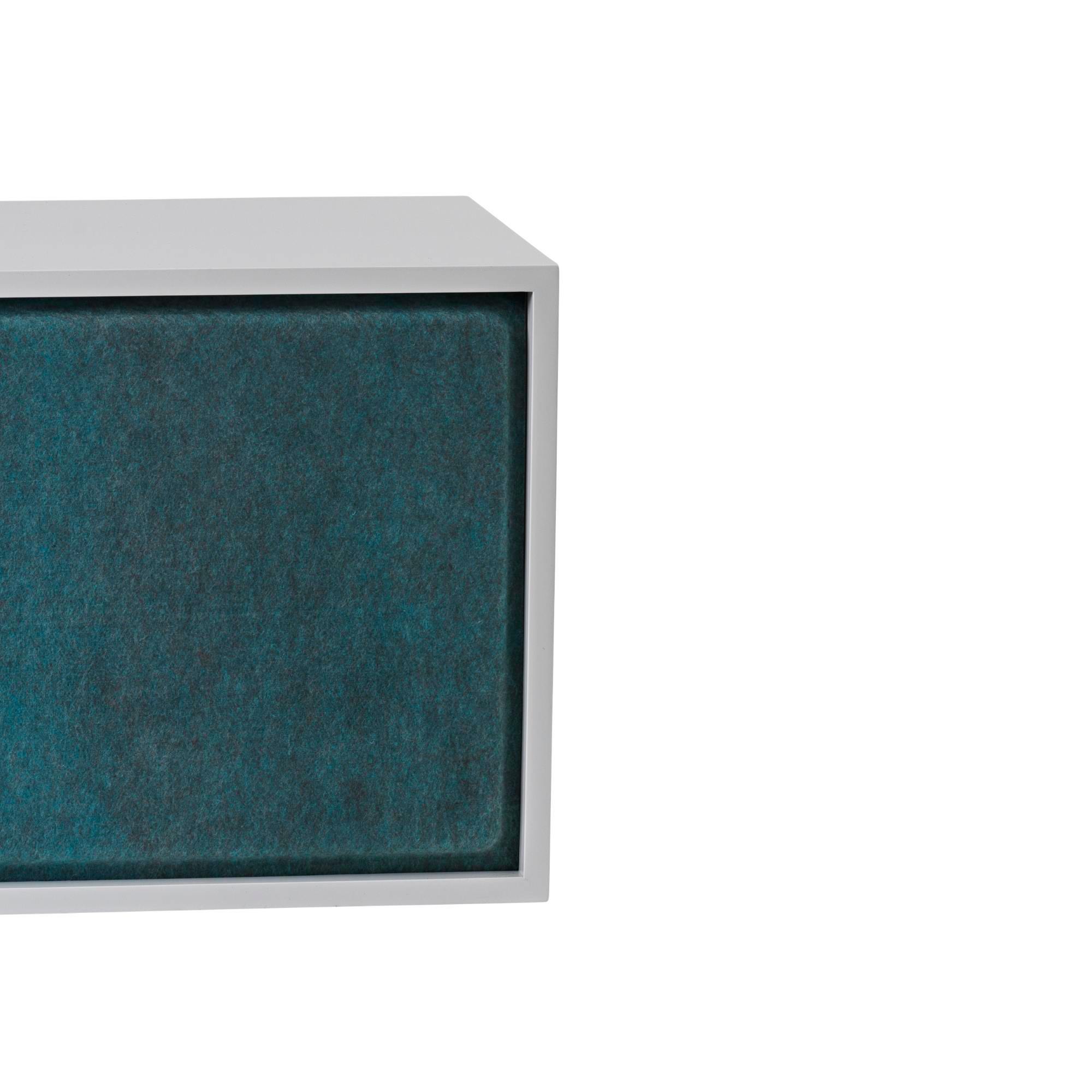 Detailansicht des Muuto Stacked Regals mit Aqua Melange Akustikpaneel zur Schallabsorption.