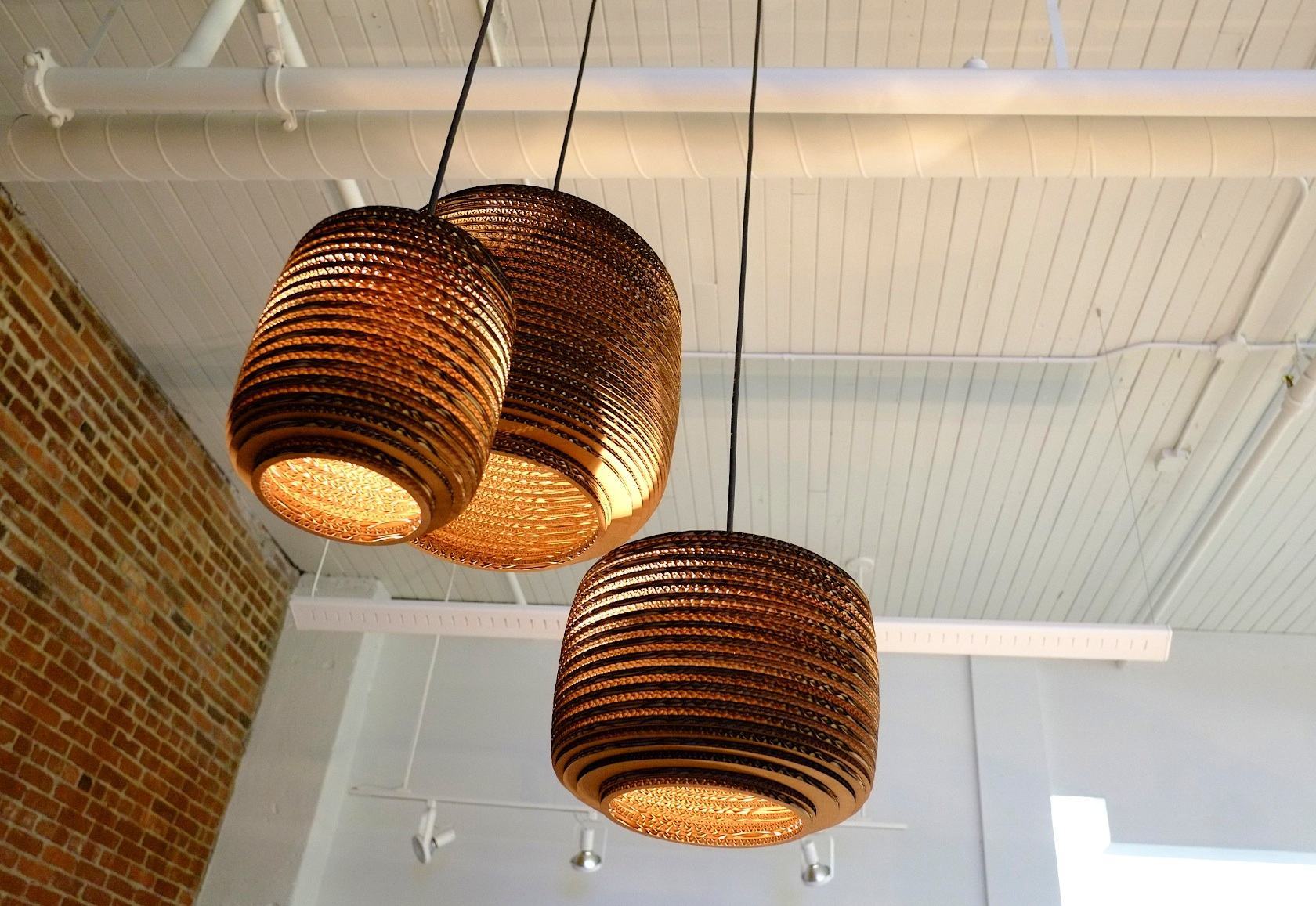 Drei Ausi14 Scraplights Hängeleuchten von Graypants aus recycelter Pappe, warmes Licht, nachhaltige Beleuchtung.