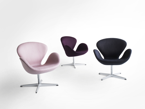 Drei Fritz Hansen Schwan Sessel in Rosa, Lila und Dunkelblau auf einem weißen Hintergrund.