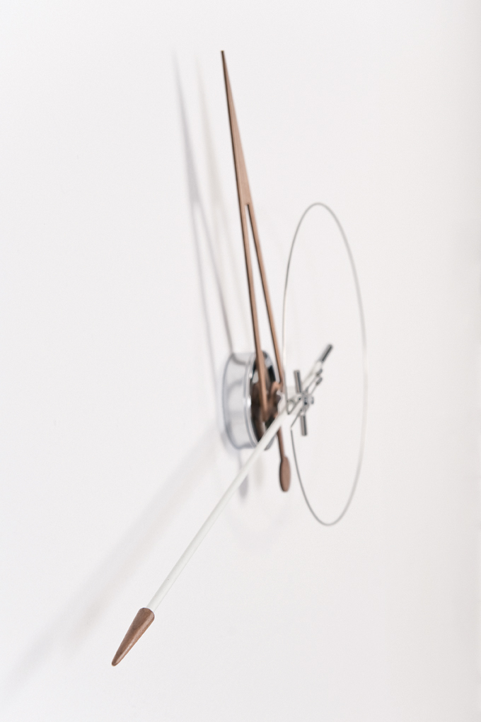 Cris Wanduhr: Moderne Designer-Wanduhr mit minimalistischem Zifferblatt und filigranen Zeigern aus Holz und Metall.