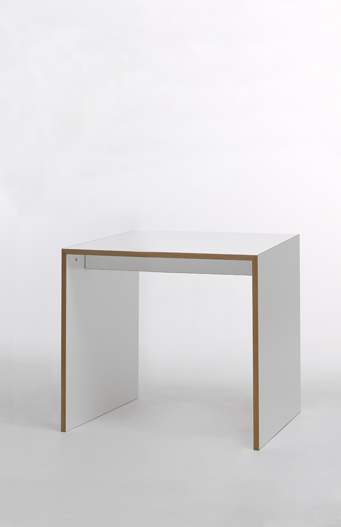 Weißer, minimalistischer Tojo Tisch klein mit Holzdetails, ideal als Beistelltisch oder Nachttisch.